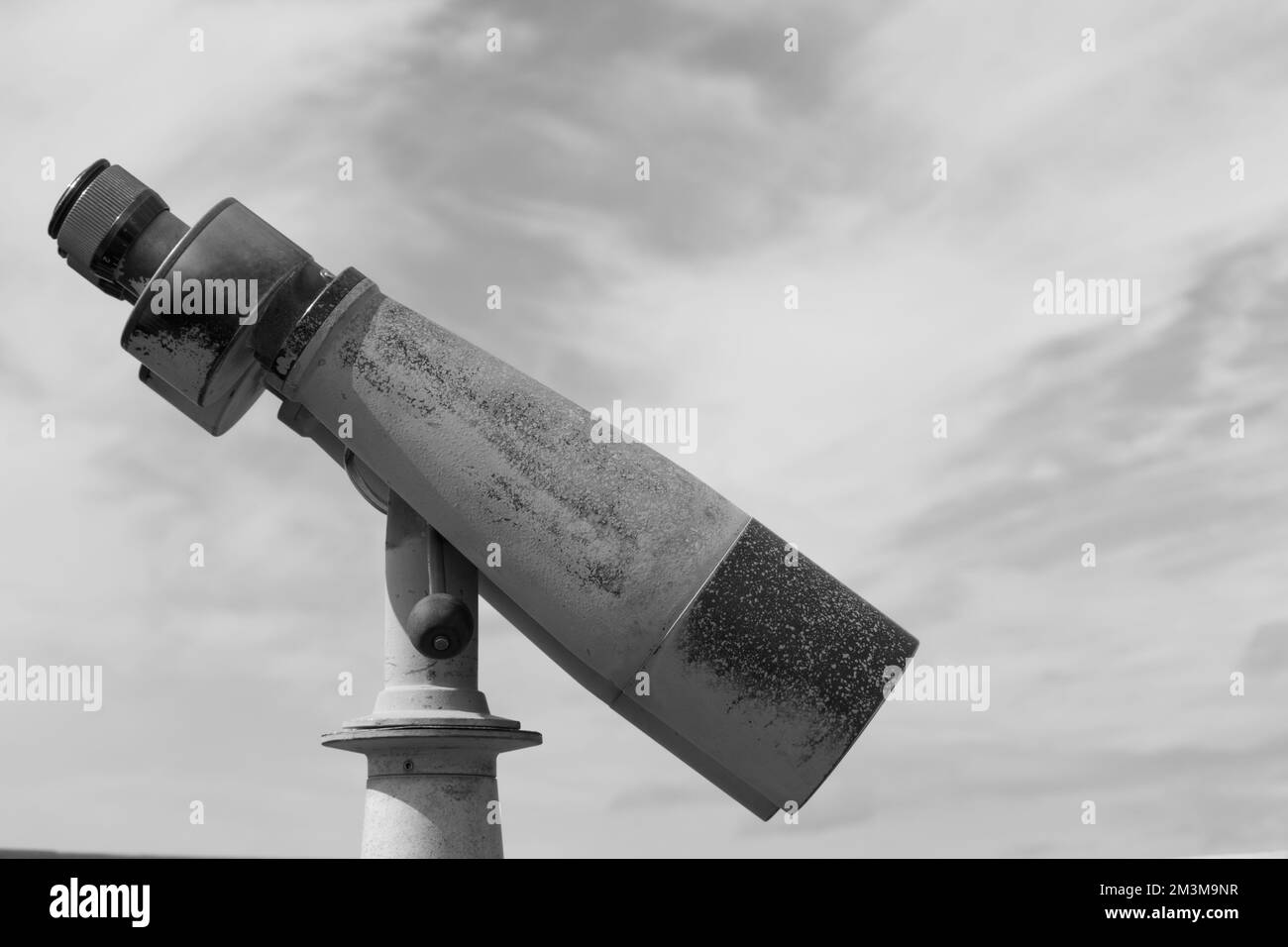 Grandes jumelles en métal sur le pont d'observation Banque D'Images