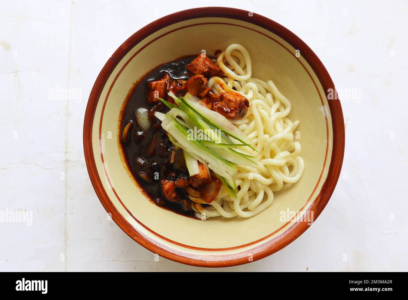 Jajangmyeon ou Jajangmyeon est un nouilles coréennes à la sauce noire - servi sur table Banque D'Images