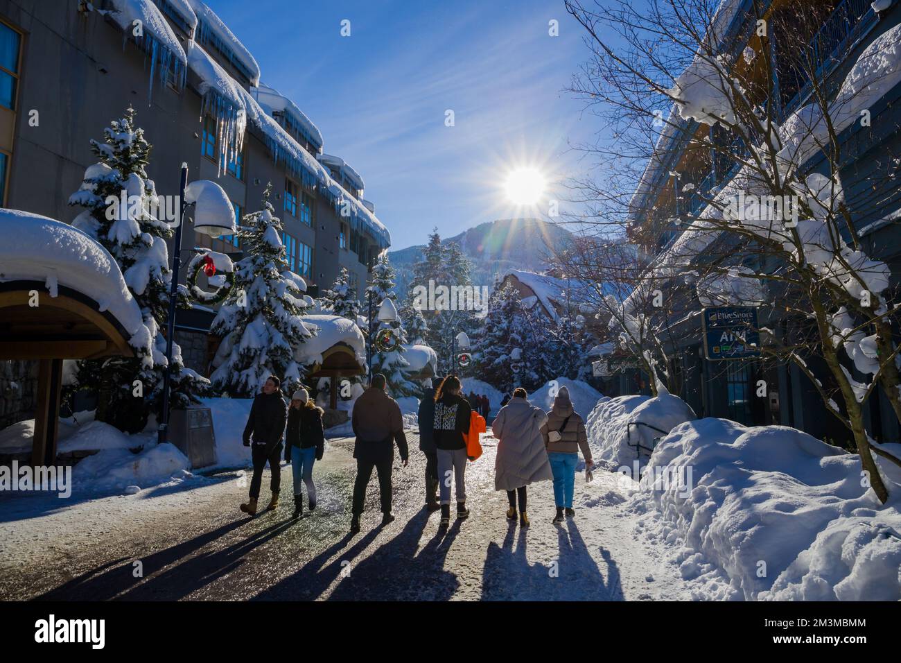 Village d'hiver dans les montagnes, jour ensoleillé. Station de ski, rythme de vie tranquille - loisirs actifs. Banque D'Images