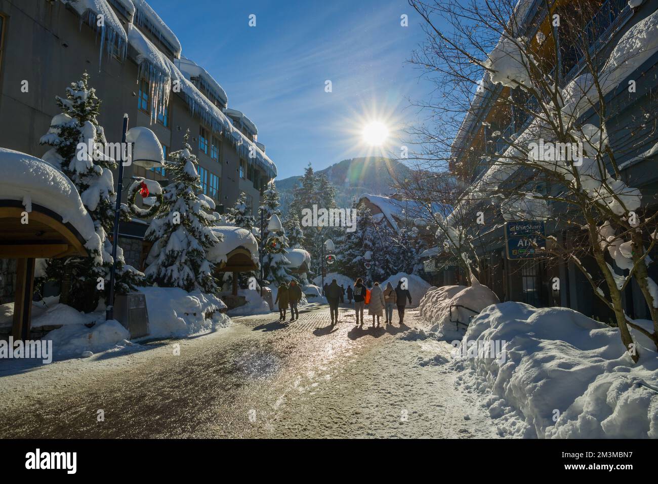 Village d'hiver dans les montagnes, jour ensoleillé. Station de ski, rythme de vie tranquille - loisirs actifs. Banque D'Images