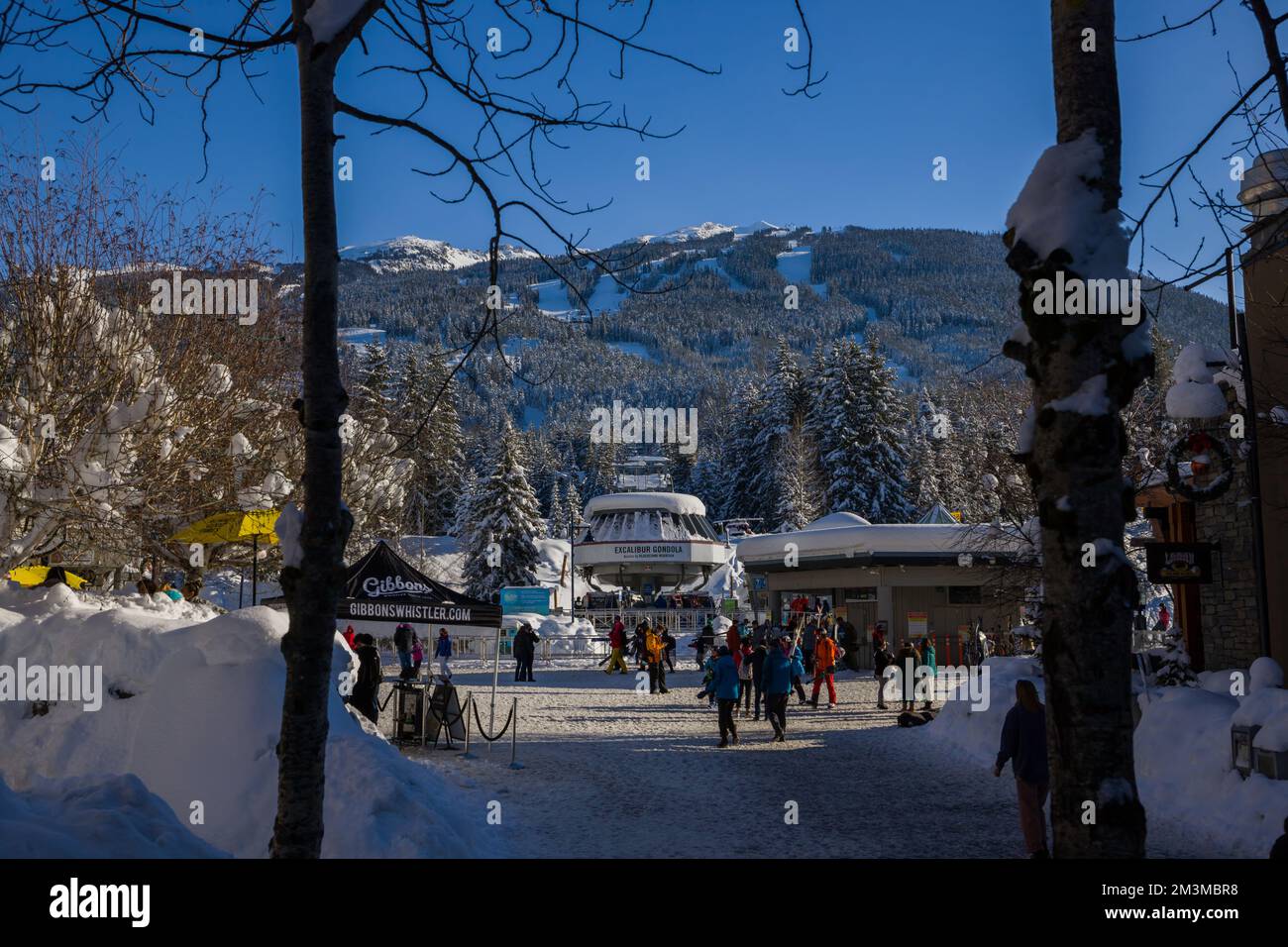 Village d'hiver dans les montagnes, jour ensoleillé. Station de ski, rythme de vie tranquille - loisirs actifs. Banque D'Images