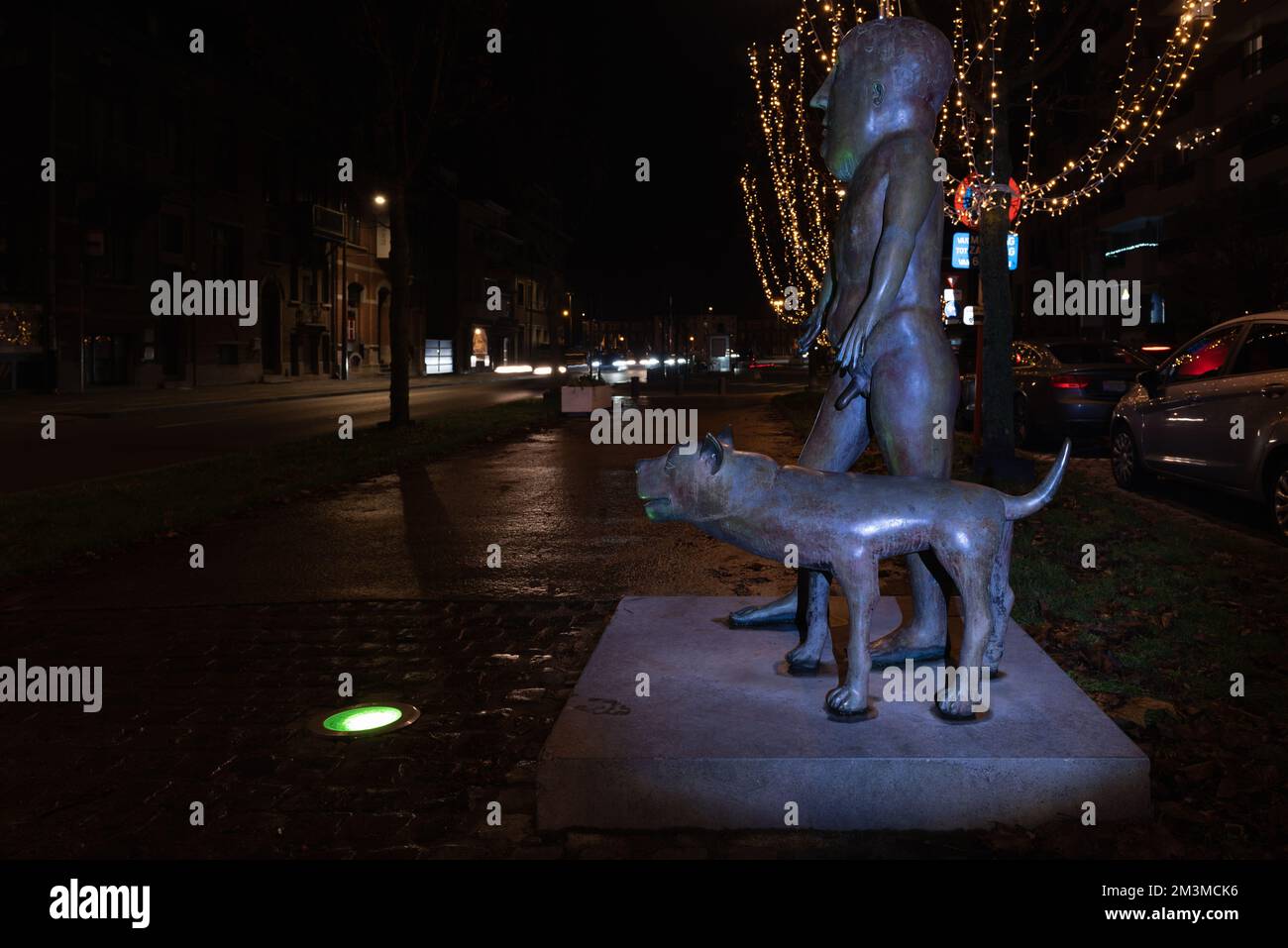 Hasselt. Limbourg-Belgique. 11-12-2021. Statue - Homme avec chien. Créé par l'artiste flamand José Vermeersch. Thonissenlaan str. Ville de Hasselt. Belgique Banque D'Images