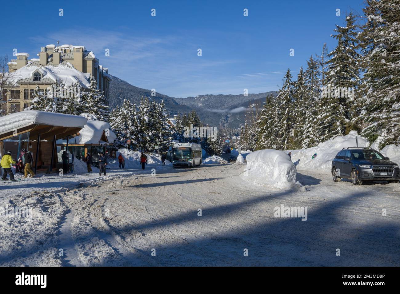 Village d'hiver dans les montagnes, jour ensoleillé. Transport - l'arrêt de bus et un bus régulier. Station de ski, activités récréatives. Whistler, Colombie-Britannique Banque D'Images