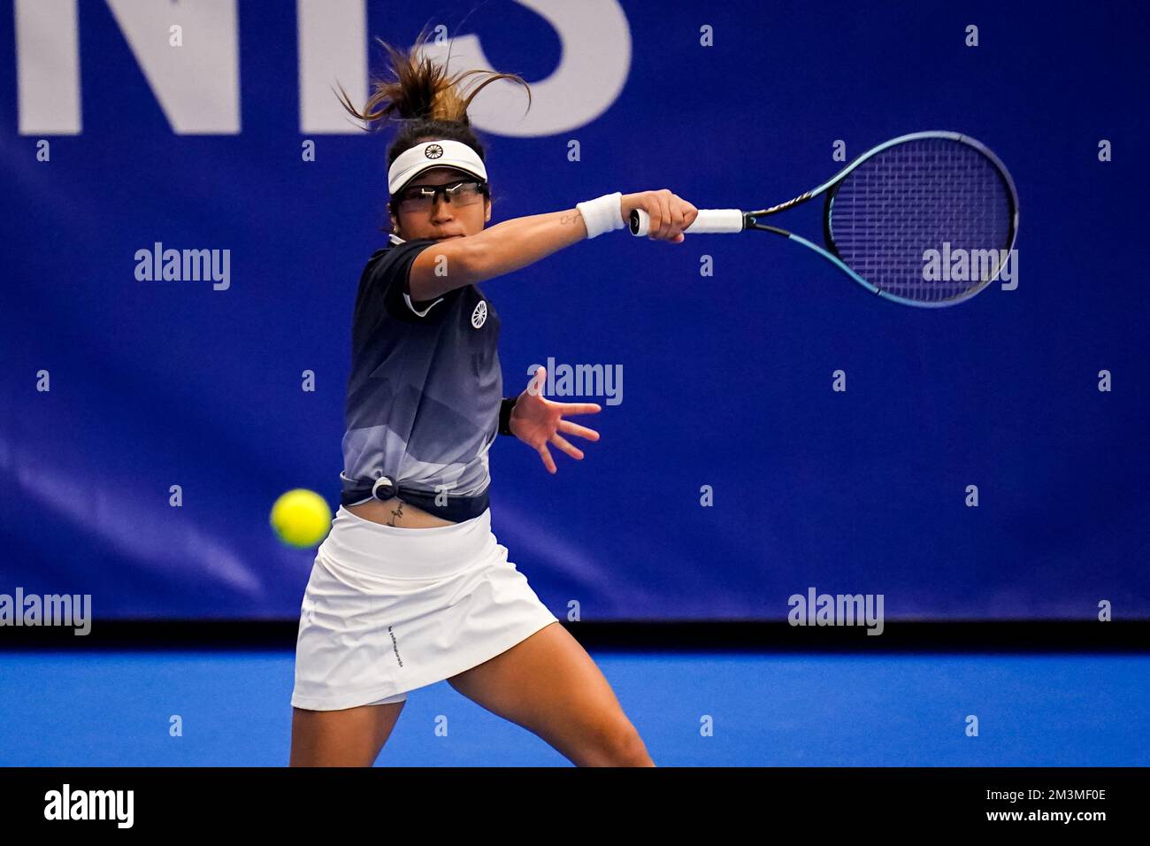 AMSTELVEEN, PAYS-BAS - DÉCEMBRE 14 : demi Tran joue un rôle de premier plan  dans le match de finale du quart des doubles de ses femmes lors de la  nationale Kampioenschappen tennis