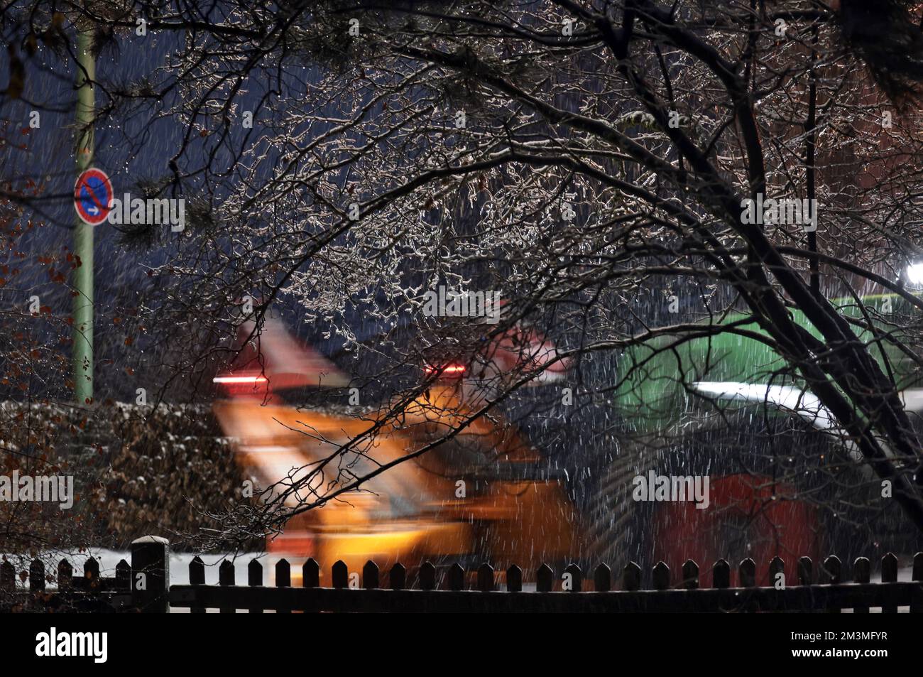 Kaufbeuren, Allemagne. 16th décembre 2022. Un véhicule de défrichement et de râpe se déplace derrière un arbre recouvert de glace tôt le matin, soufflant de la neige. Credit: Karl-Josef Hildenbrand/dpa/Alay Live News Banque D'Images