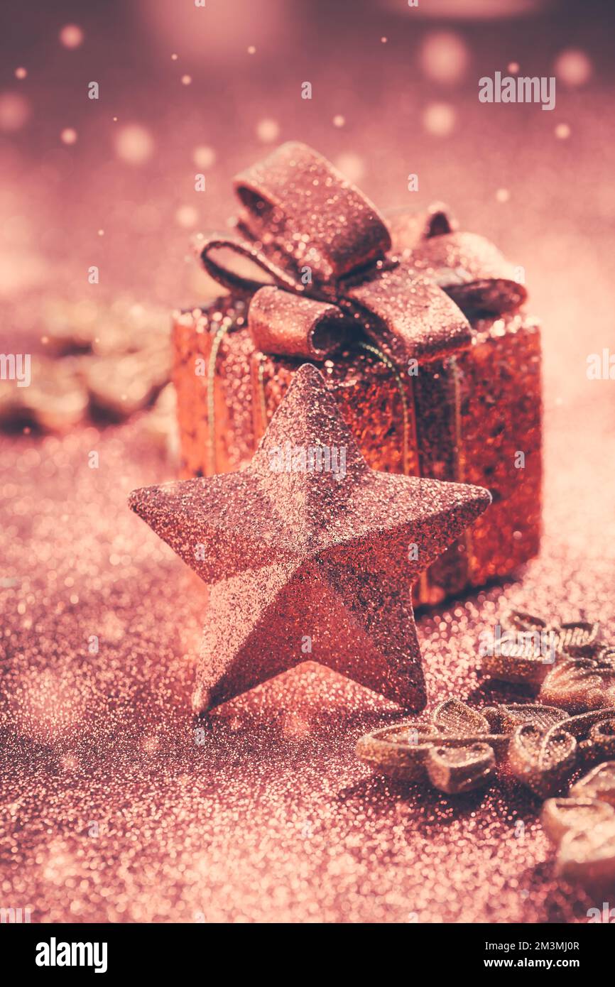 Cadeau de Noël avec ornements et boules. Arrière-plan scintillant flou. Banque D'Images