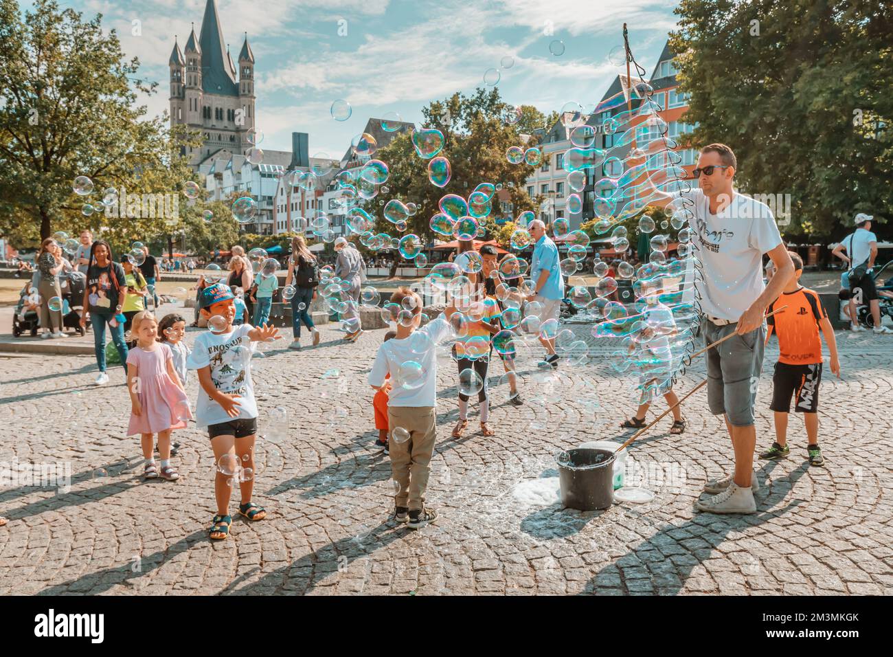 29 juillet 2022, Cologne, Allemagne: Un artiste de rue faisant un spectacle et un spectacle de bulles de savon pour les enfants qui s'amusent Banque D'Images