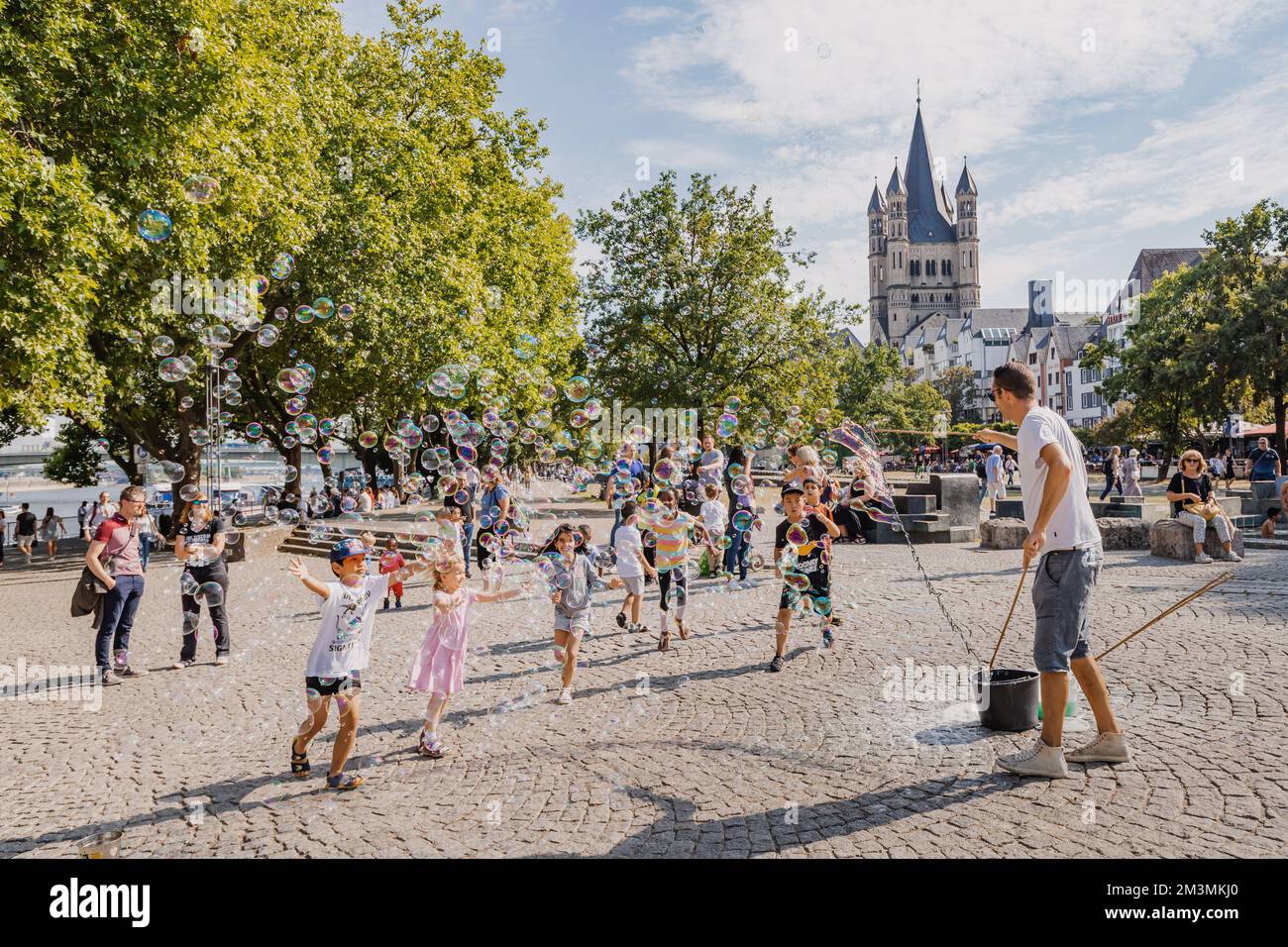 29 juillet 2022, Cologne, Allemagne: Un artiste de rue faisant un spectacle et un spectacle de bulles de savon pour les enfants qui s'amusent Banque D'Images