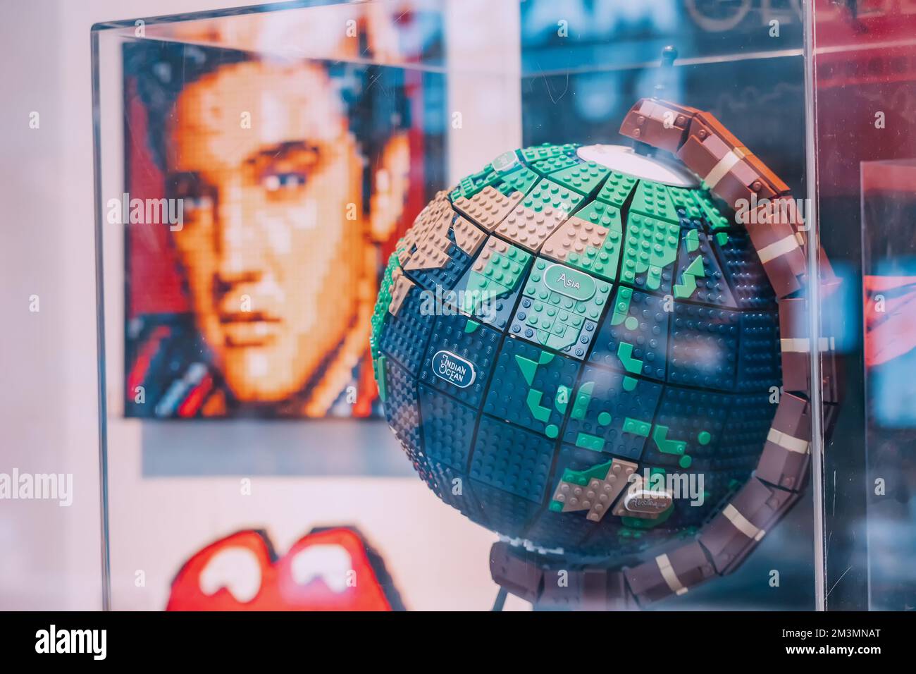 31 juillet 2022, Koln, Allemagne : vitrine de la boutique LEGO avec modèle globe et portrait d'Elvis Presley Banque D'Images 31 juillet 2022, Koln, Allemagne : vitrine de la boutique LEGO avec modèle globe et portrait d'Elvis Presley Banque D'Images