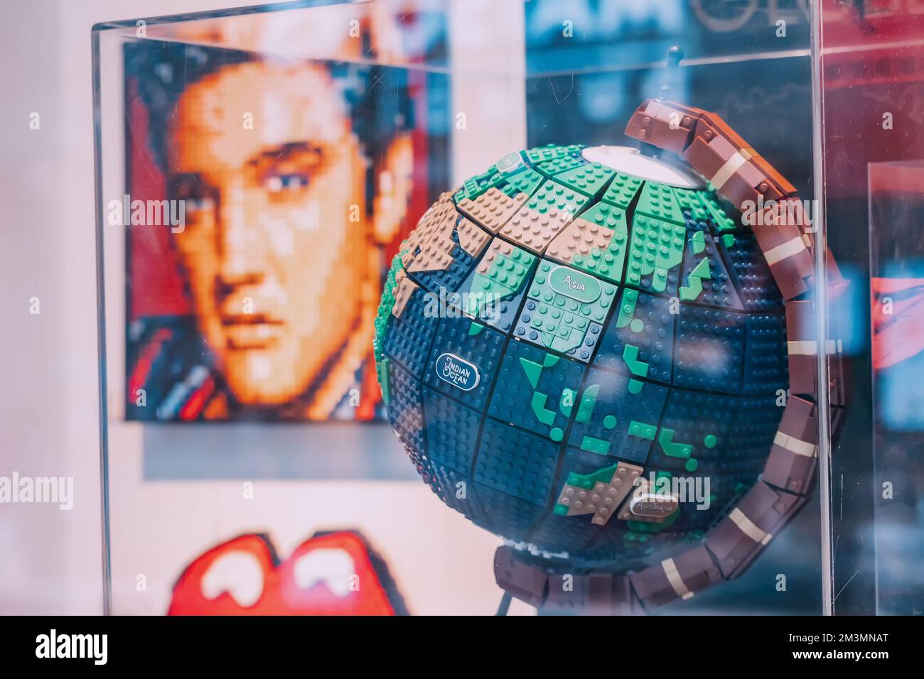 31 juillet 2022, Koln, Allemagne : vitrine de la boutique LEGO avec modèle globe et portrait d'Elvis Presley Banque D'Images