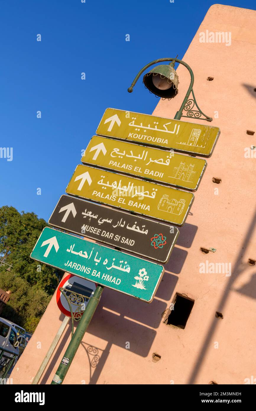 Panneau devant les murs de la ville à la nouvelle porte, Marrakech. En français et en arabe. Les destinations incluent la mosquée de Koutoubia, le palais Badii et le palais Bahia. Banque D'Images