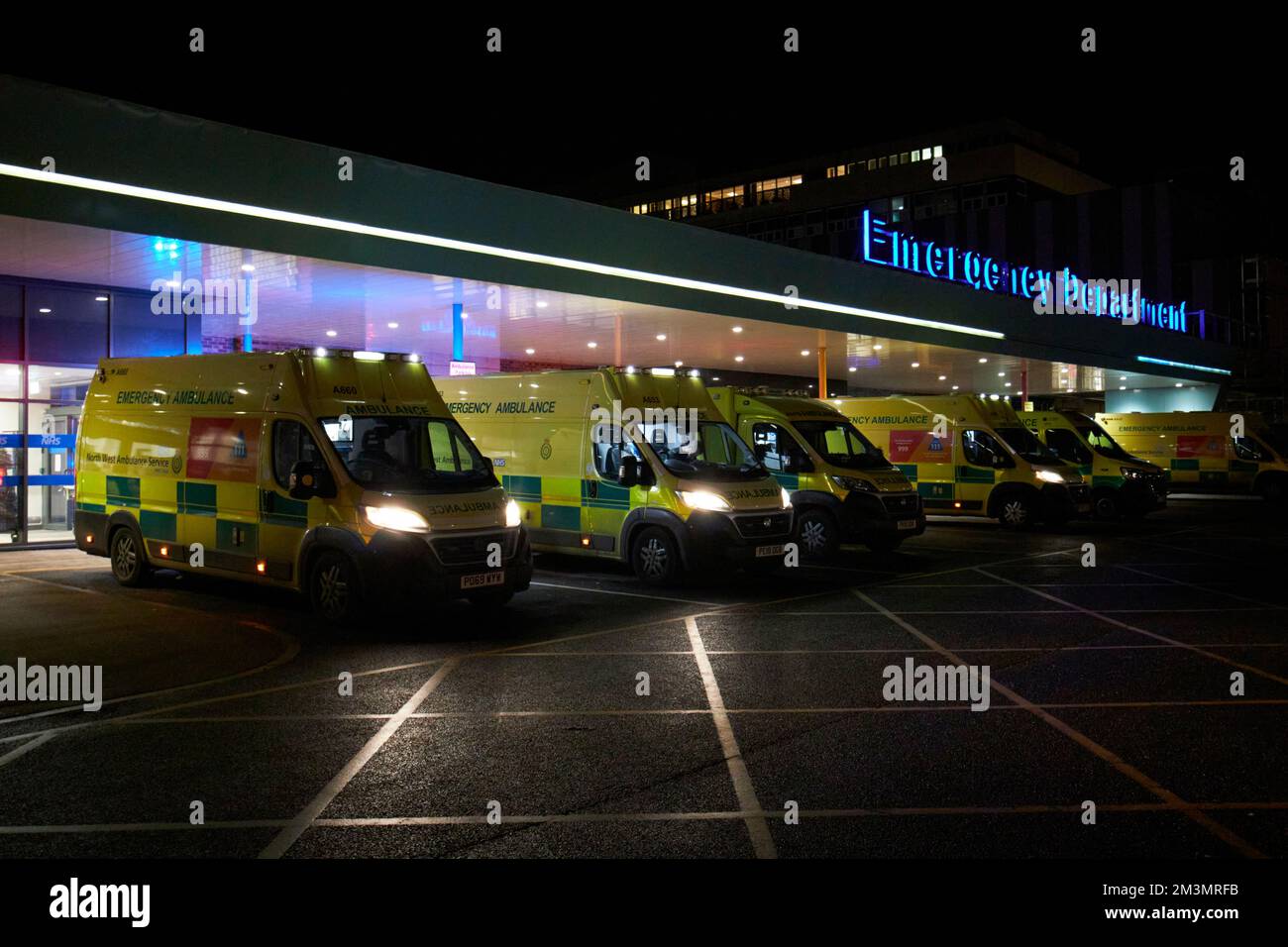 File d'attente d'ambulances devant l'hôpital universitaire d'aintree fazakerley lors d'une nuit d'hiver très chargée en décembre liverpool angleterre royaume-uni Banque D'Images