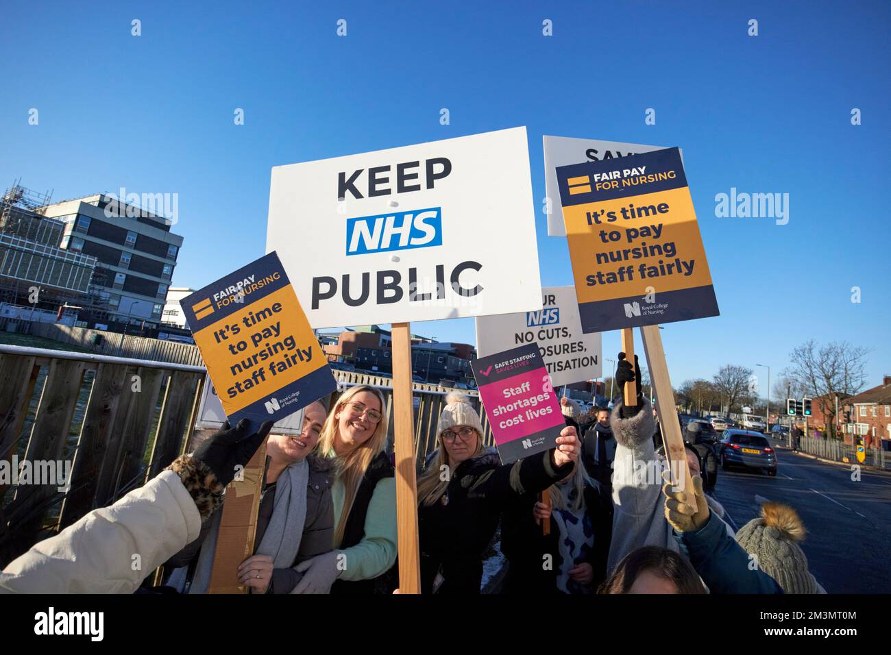 Des infirmières qui tiennent des écriteaux sur la ligne de piquetage pendant la journée de grève à l'extérieur de l'hôpital universitaire d'aintree fazakerley liverpool angleterre royaume-uni 15th décembre 2022 Banque D'Images