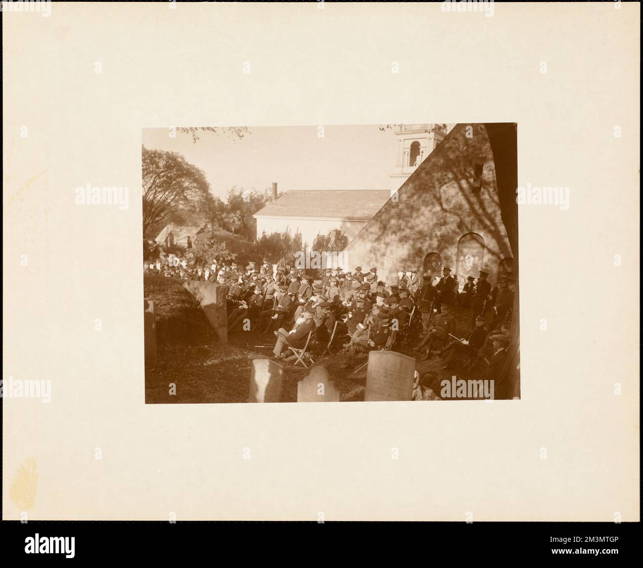 Célébration du centenaire de Plymouth, 4 octobre 1921, cérémonie de dédicace de canon antique présentée comme un don du gouvernement britannique, monument commémoratif monté sur la colline du Burial, membres de la Compagnie de l'Artillerie ancienne et honorable assis, anniversaires, monuments et mémoriaux, dedications, Compagnie de l'Artillerie ancienne et honorable du Massachusetts. Photographies du centenaire de Plymouth Banque D'Images