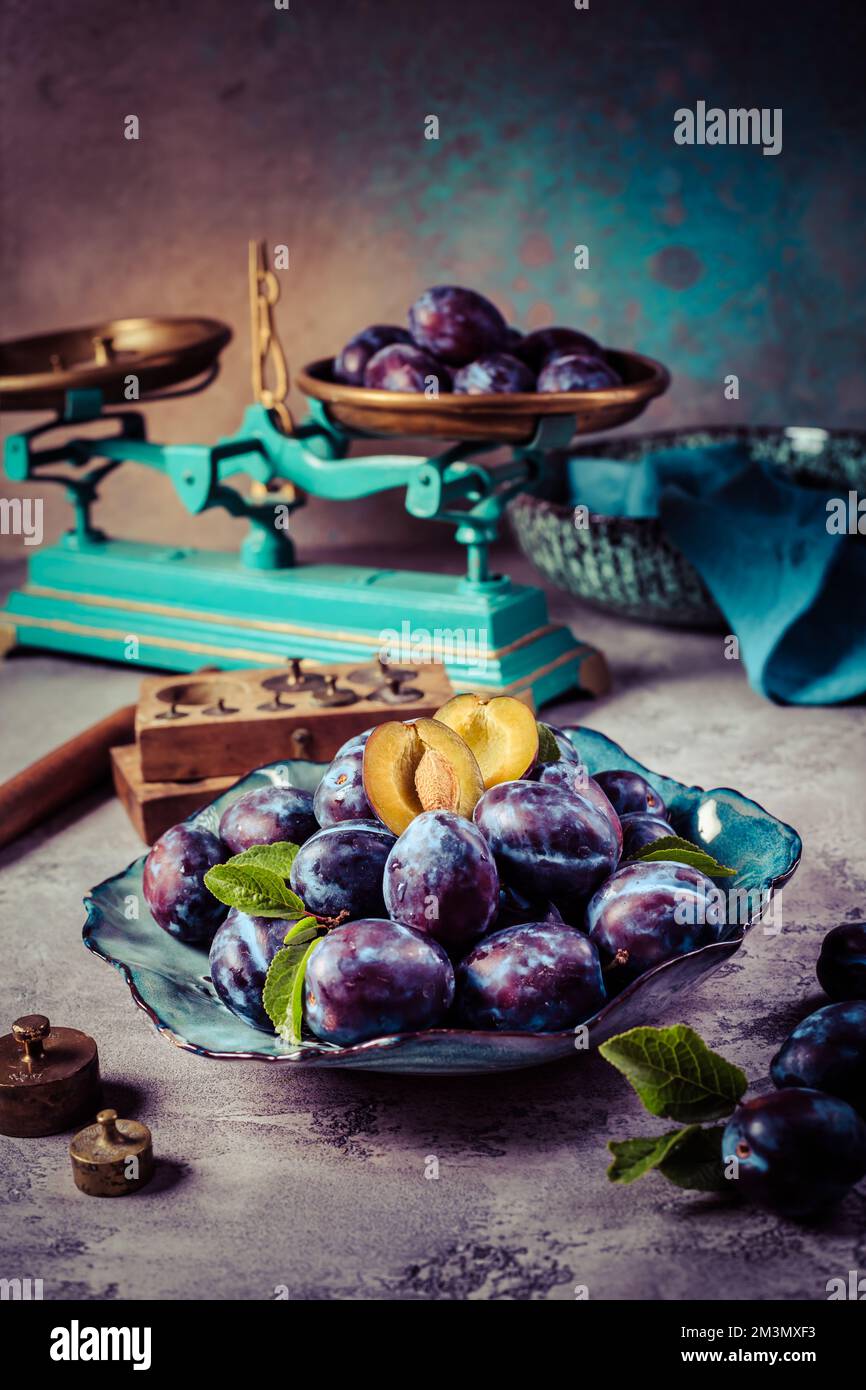 Pruneaux fraîchement cueillies (Zwetschgen) fruits dans un bol Banque D'Images