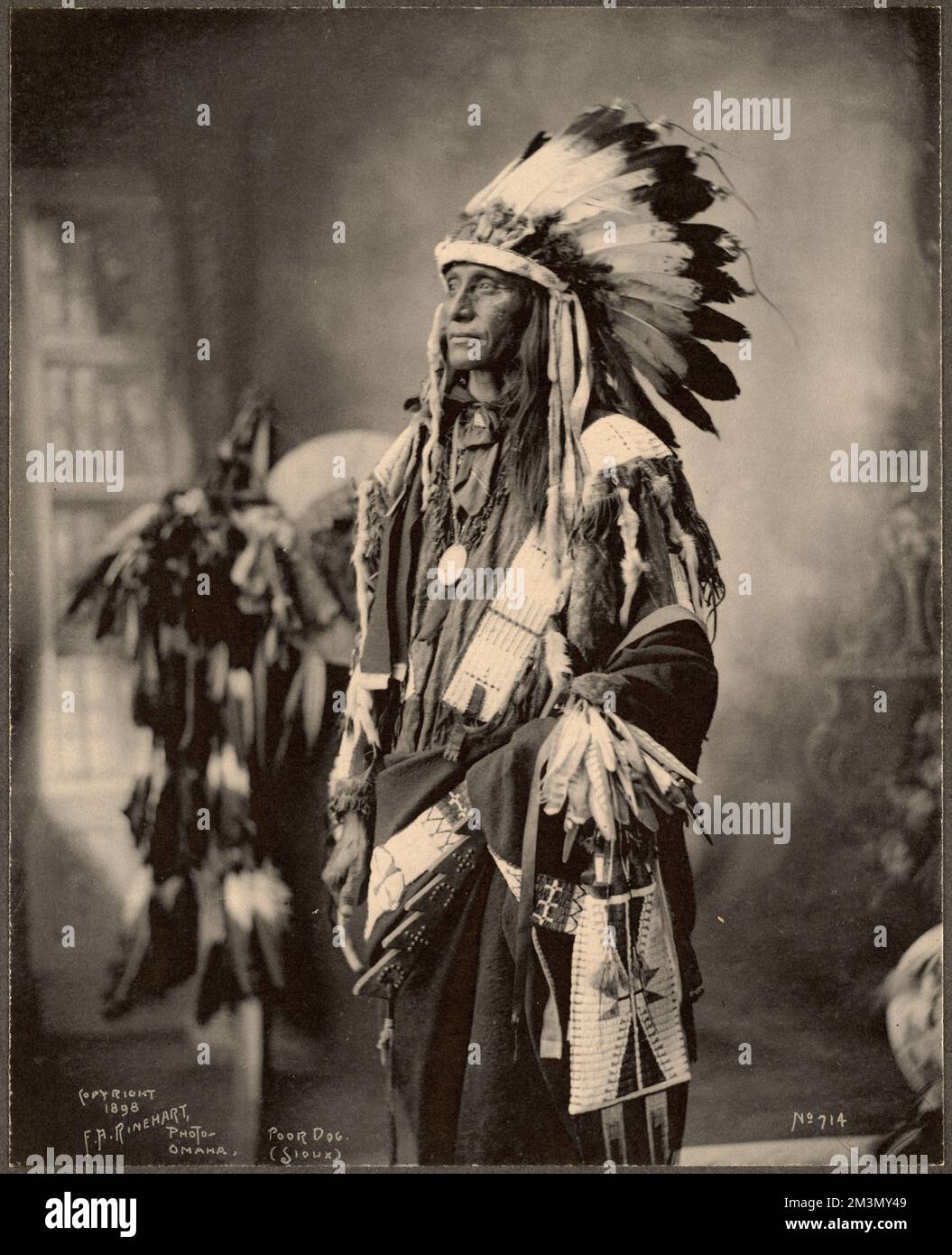 Poor Dog, Sioux , Indiens d'Amérique du Nord, Indiens du Dakota, Trans-Mississippi et exposition internationale 1898 : Omaha, NEB. Photographies de l'Ouest américain Banque D'Images