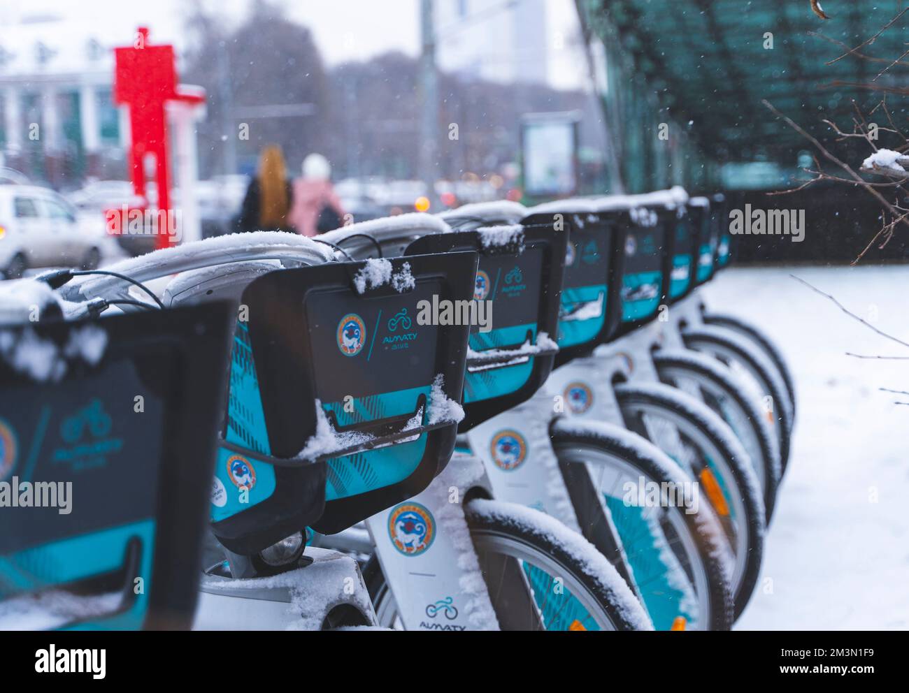 Almaty, Kazakhstan - 09 décembre 2022 - Location de vélos de ville à la station d'accueil couverte de neige Banque D'Images