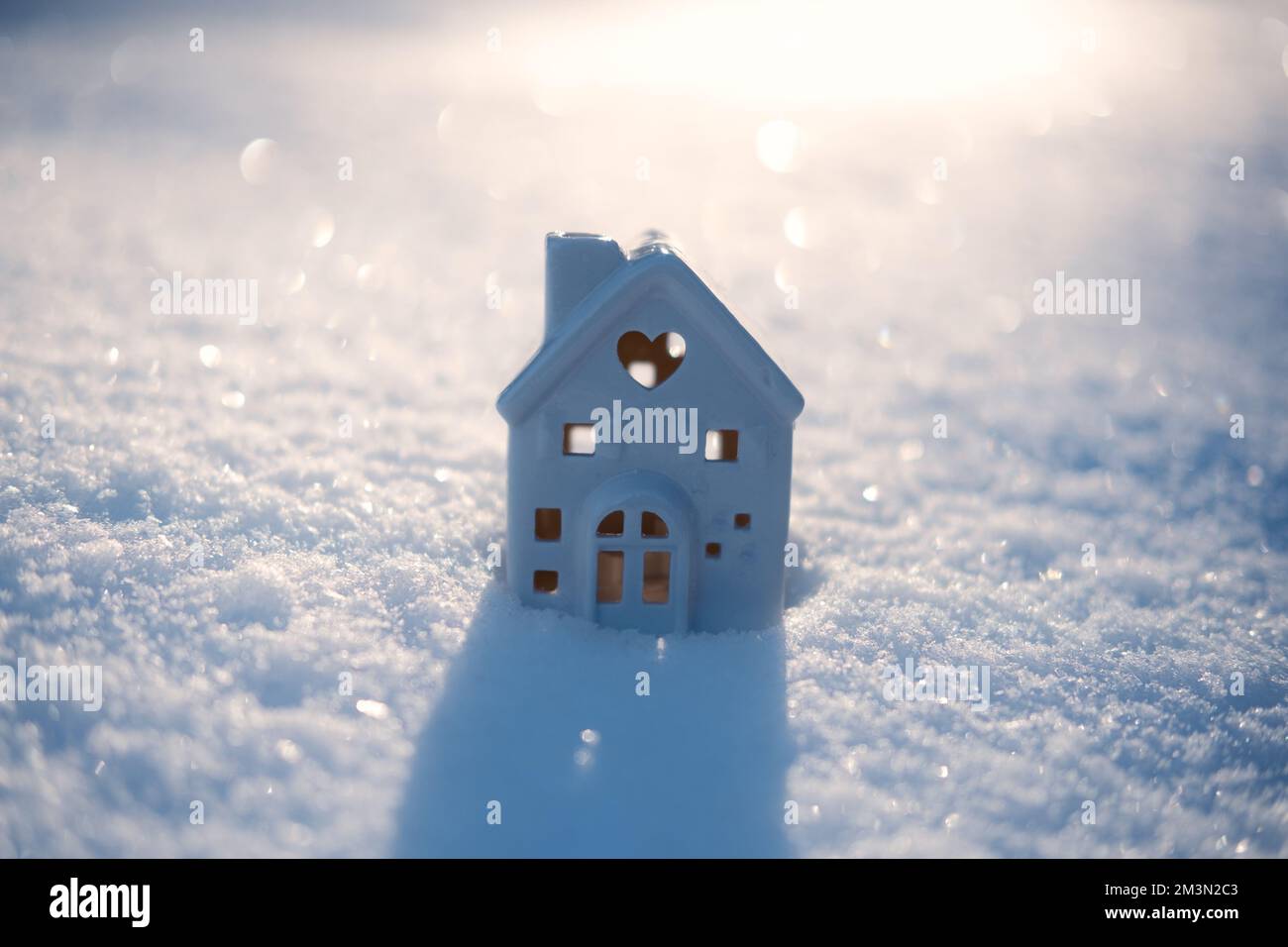 Solstice d'hiver en forêt enneigée ou scène naturelle du parc. Solstice Hibernal. Maison de jouets et neige étincelante dans la forêt enneigée et au soleil Banque D'Images