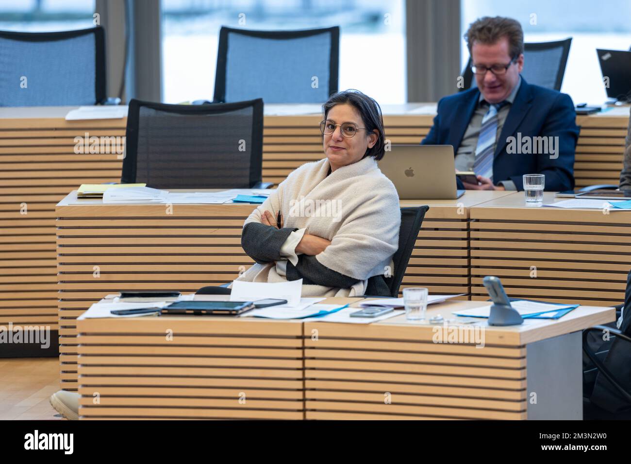 Plenarsitzung im Landeshaus Kiel die Abgeordnete Sepil Midyatli auf der Oppositionsbank Banque D'Images