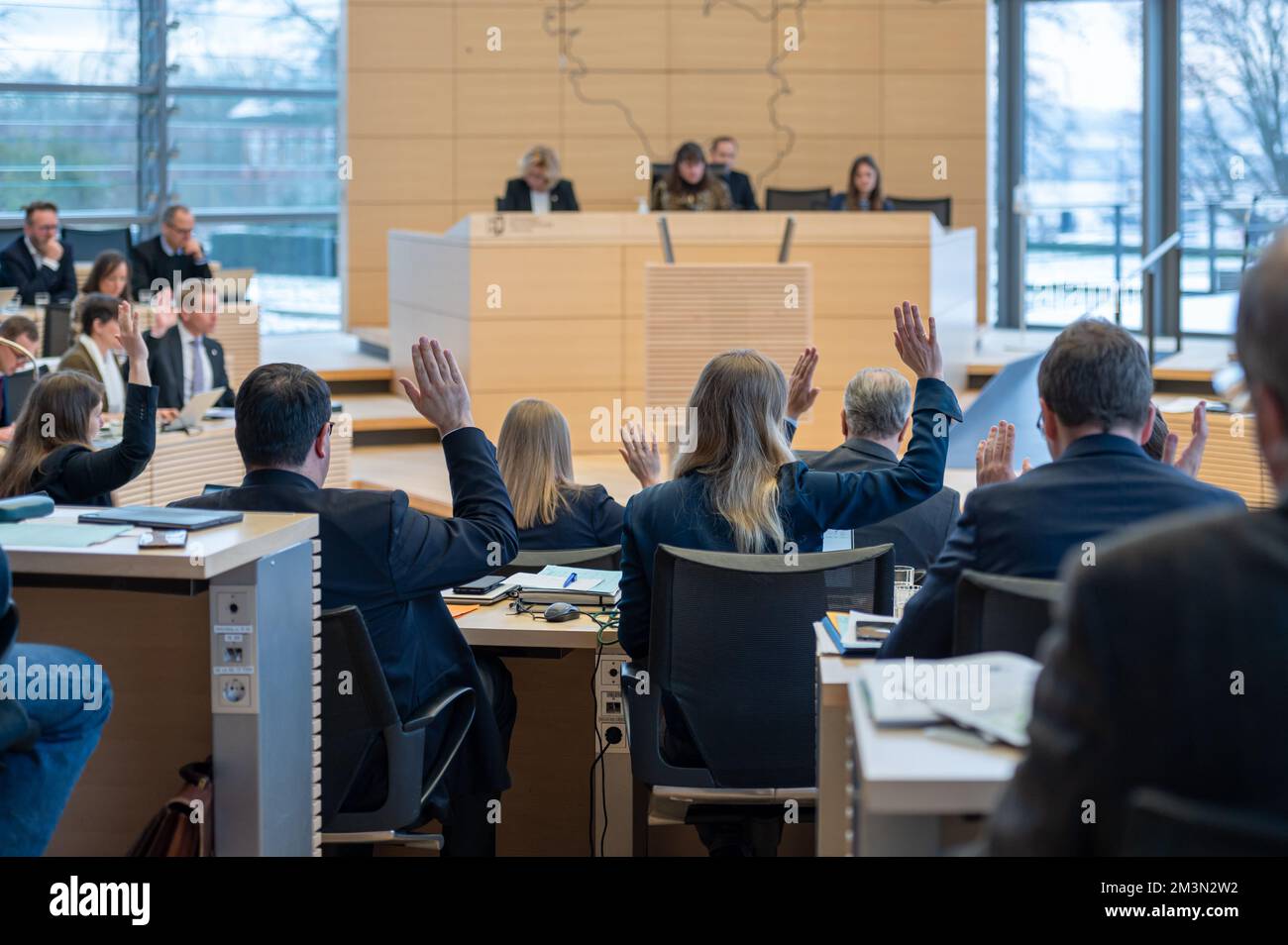 Plenarsitzung im Landeshaus Kiel Abstimmungsprozedur durch Handzeichen Banque D'Images