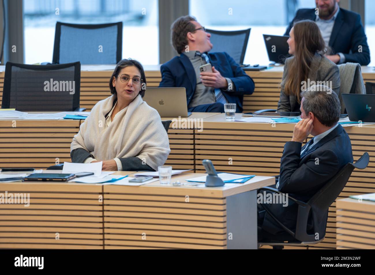 Plenarsitzung im Landeshaus Kiel die Abgeordnete Sepil Midyatli auf der Oppositionsbank Banque D'Images