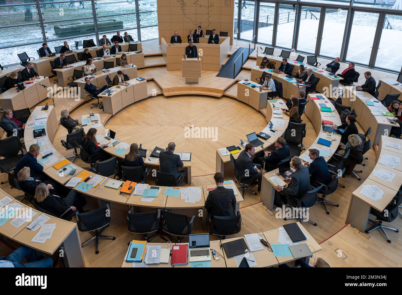 Plenarsitzung im Landeshaus Kiel Blick auf den gläsernen Plenarsaal im Landeshaus von der Zuschauertribüne Banque D'Images