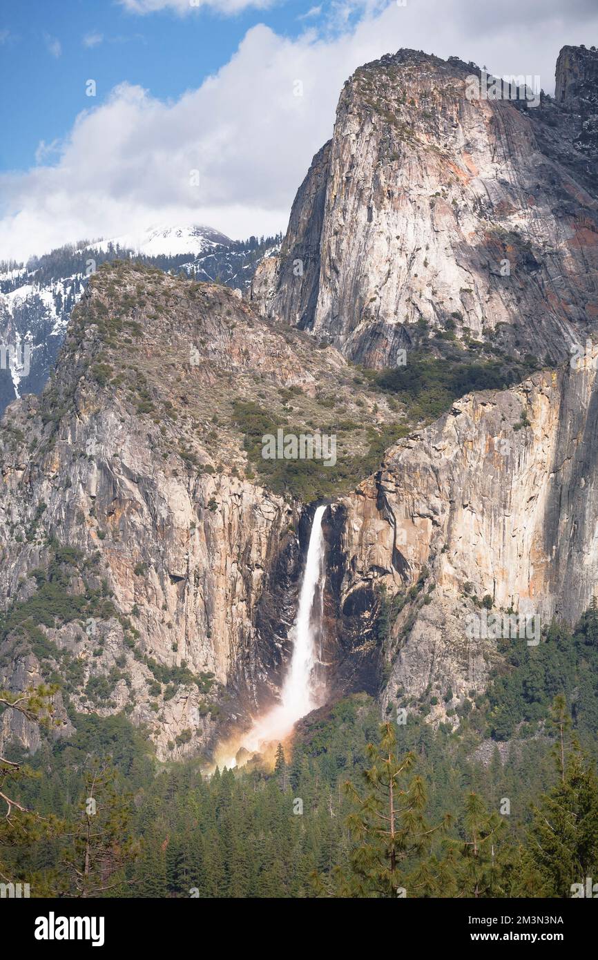 Chutes de Bridalveil et Middle Cathedral Rock (Cathedral Rocks). Parc national de Yosemite, Californie, États-Unis Banque D'Images