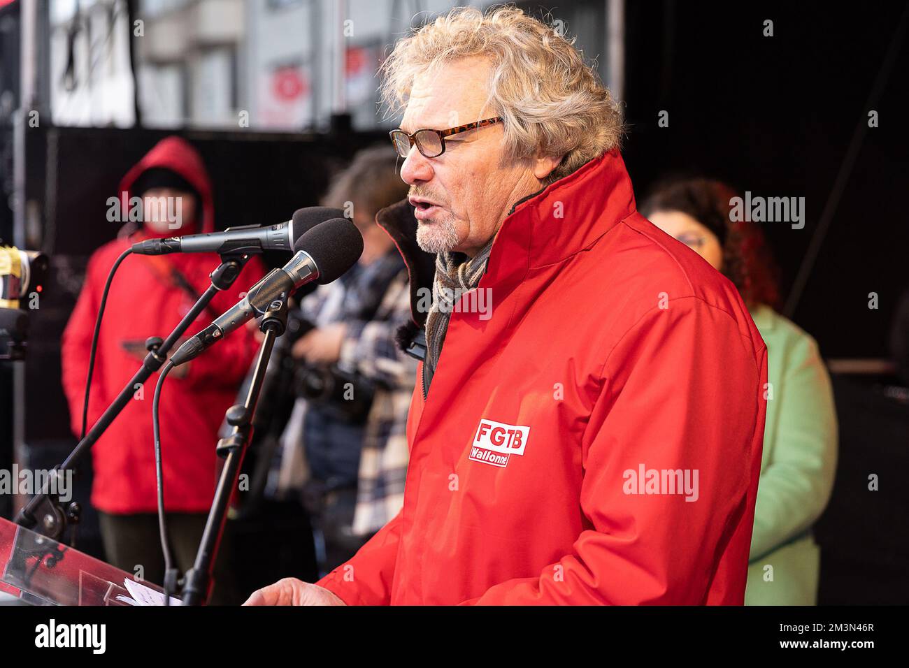 Bruxelles, Belgique. 16th décembre 2022. Thierry Bodson, président de la  FGTB-ABVV, photographié lors d'une manifestation nationale pour exiger  davantage de mesures contre la hausse du coût de la vie, organisée par les