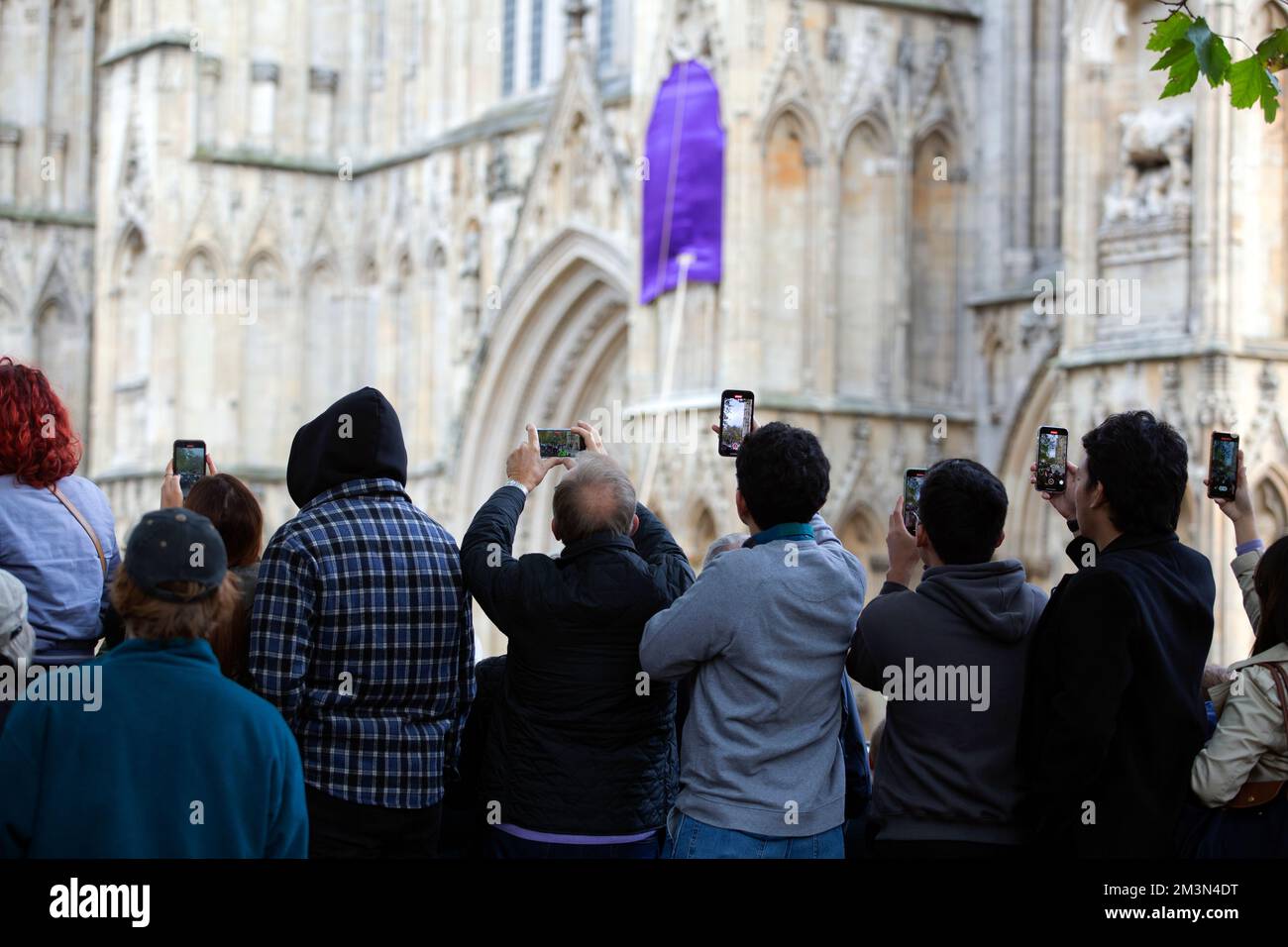 Des foules expectatives bordent les rues à l'extérieur de la cathédrale de York en espérant avoir un aperçu du roi Charles et de la reine Consort lors de leur visite aujourd'hui à la cathédrale de York Banque D'Images