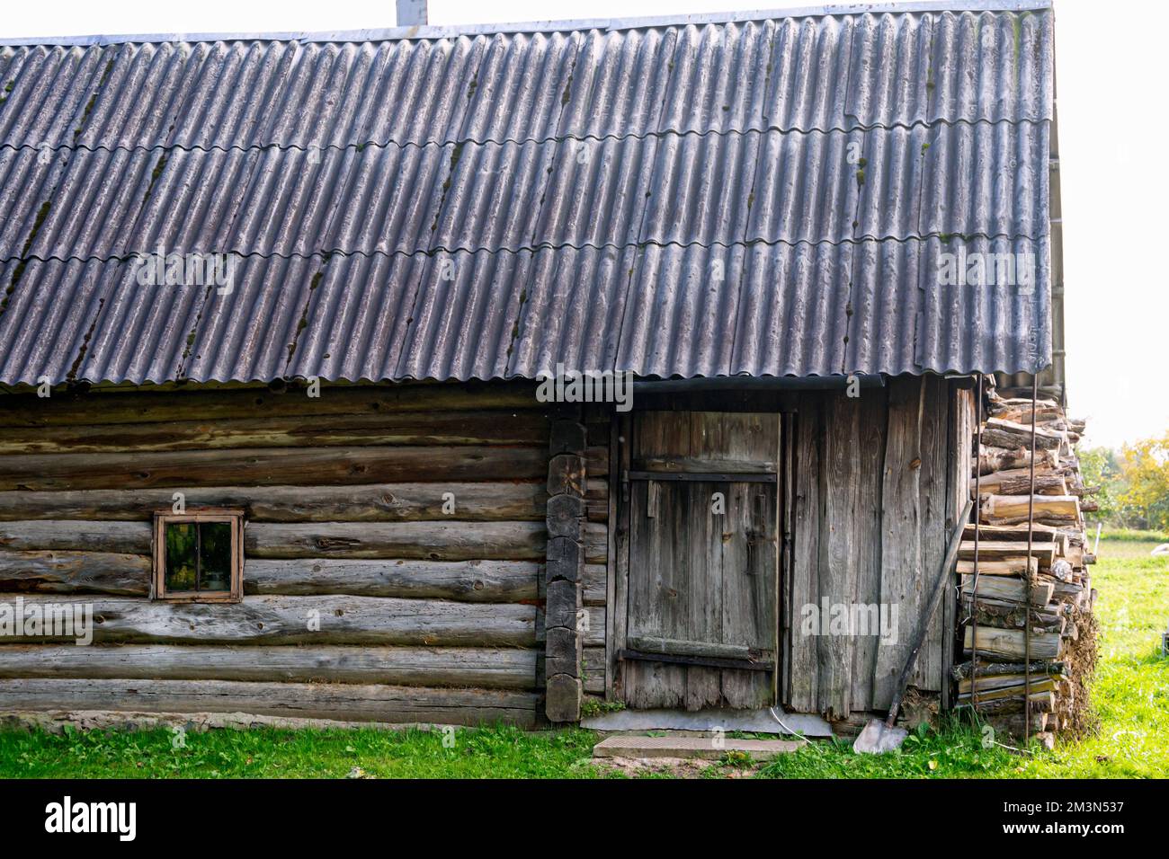 Ancienne grange en bois dans la campagne. Banque D'Images