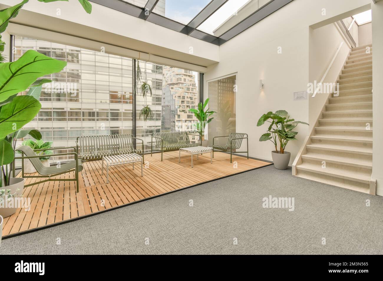 un salon intérieur avec parquet et fenêtres en verre donnant sur la photo de la cityscapea prise de l'intérieur Banque D'Images