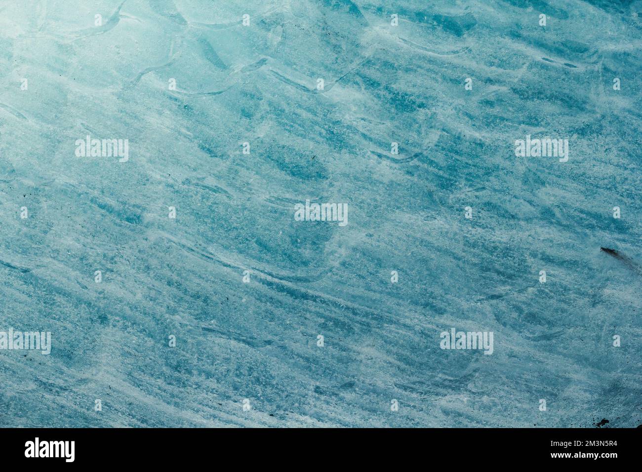 Gros plan sur la glace ondulée bleue Banque D'Images