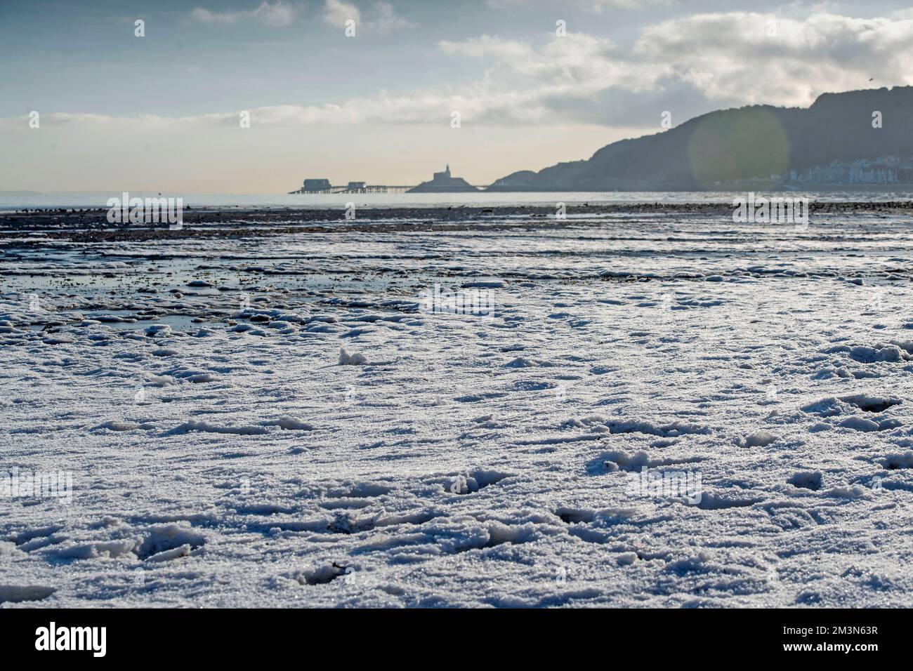 Swansea, Royaume-Uni. 16th décembre 2022. Le rivage de la mer gèle dans le petit village de Mumbles près de Swansea comme la température stongles pour obtenir au-dessus de gel ce matin. Credit: Phil Rees/Alamy Live News Banque D'Images