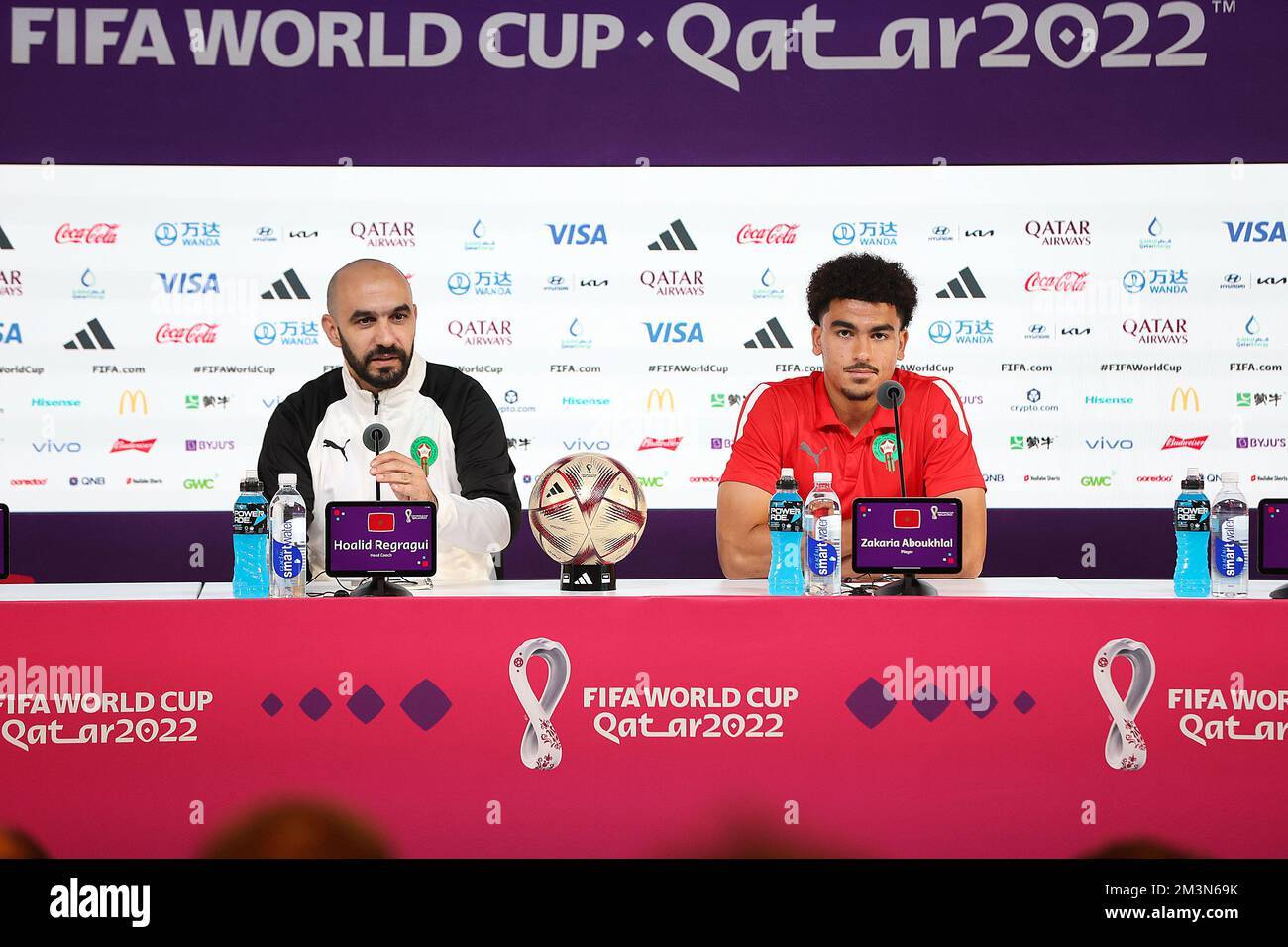 Doha, Qatar. 16th décembre 2022. Entraîneur-chef de l'équipe nationale marocaine Walid Regragui et joueur Zakaria Aboukhlal lors de la conférence de presse de l'équipe nationale marocaine de football à la veille du match pour la troisième place entre la Croatie et le Maroc à la coupe du monde au Qatar, au Centre national des congrès du Qatar, QNCC, Doha, Qatar, Sur 16 décembre, 2022, photo: Goran Stanzl/PIXSELL crédit: Pixsell/Alay Live News Banque D'Images
