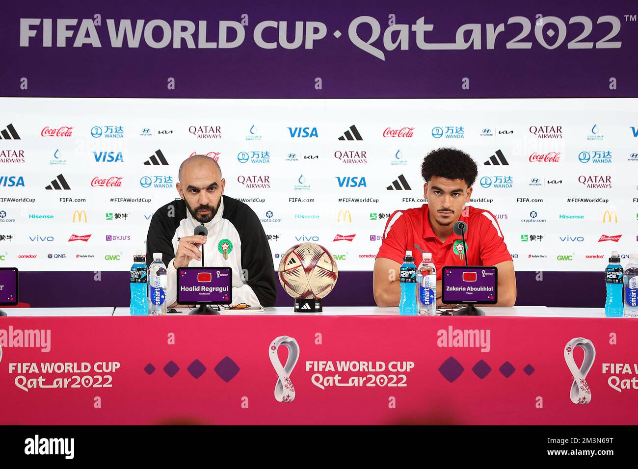 Doha, Qatar. 16th décembre 2022. Entraîneur-chef de l'équipe nationale marocaine Walid Regragui et joueur Zakaria Aboukhlal lors de la conférence de presse de l'équipe nationale marocaine de football à la veille du match pour la troisième place entre la Croatie et le Maroc à la coupe du monde au Qatar, au Centre national des congrès du Qatar, QNCC, Doha, Qatar, Sur 16 décembre, 2022, photo: Goran Stanzl/PIXSELL crédit: Pixsell/Alay Live News Banque D'Images