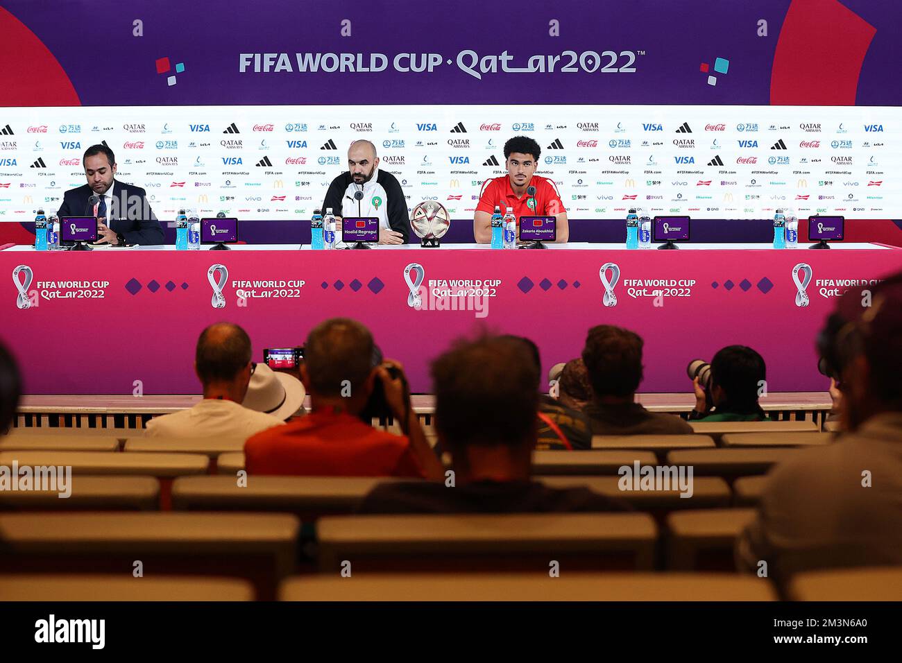Doha, Qatar. 16th décembre 2022. Entraîneur-chef de l'équipe nationale marocaine Walid Regragui et joueur Zakaria Aboukhlal lors de la conférence de presse de l'équipe nationale marocaine de football à la veille du match pour la troisième place entre la Croatie et le Maroc à la coupe du monde au Qatar, au Centre national des congrès du Qatar, QNCC, Doha, Qatar, Sur 16 décembre, 2022, photo: Goran Stanzl/PIXSELL crédit: Pixsell/Alay Live News Banque D'Images