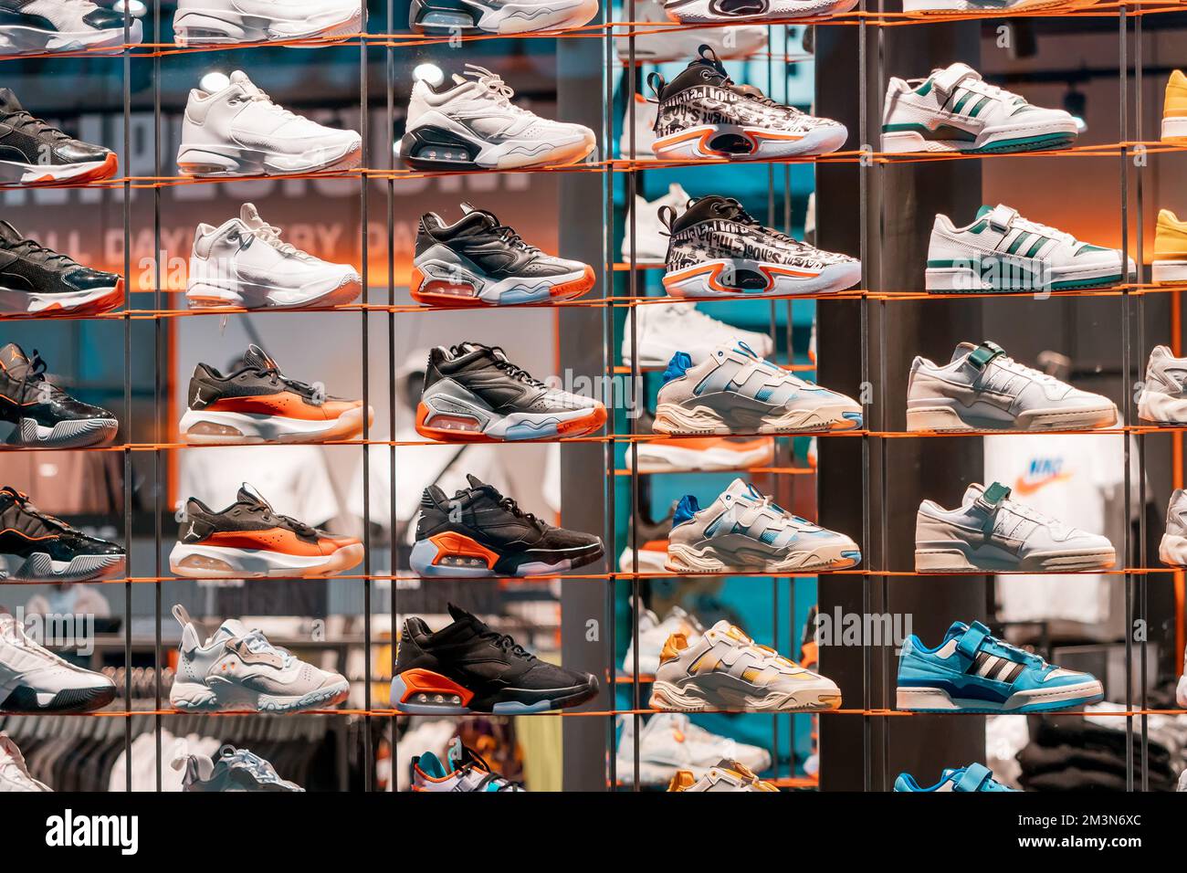 31 juillet 2022, Cologne, Allemagne : chaussures ou baskets de sport confortables sur le comptoir du magasin pour la course à pied et le sport Banque D'Images