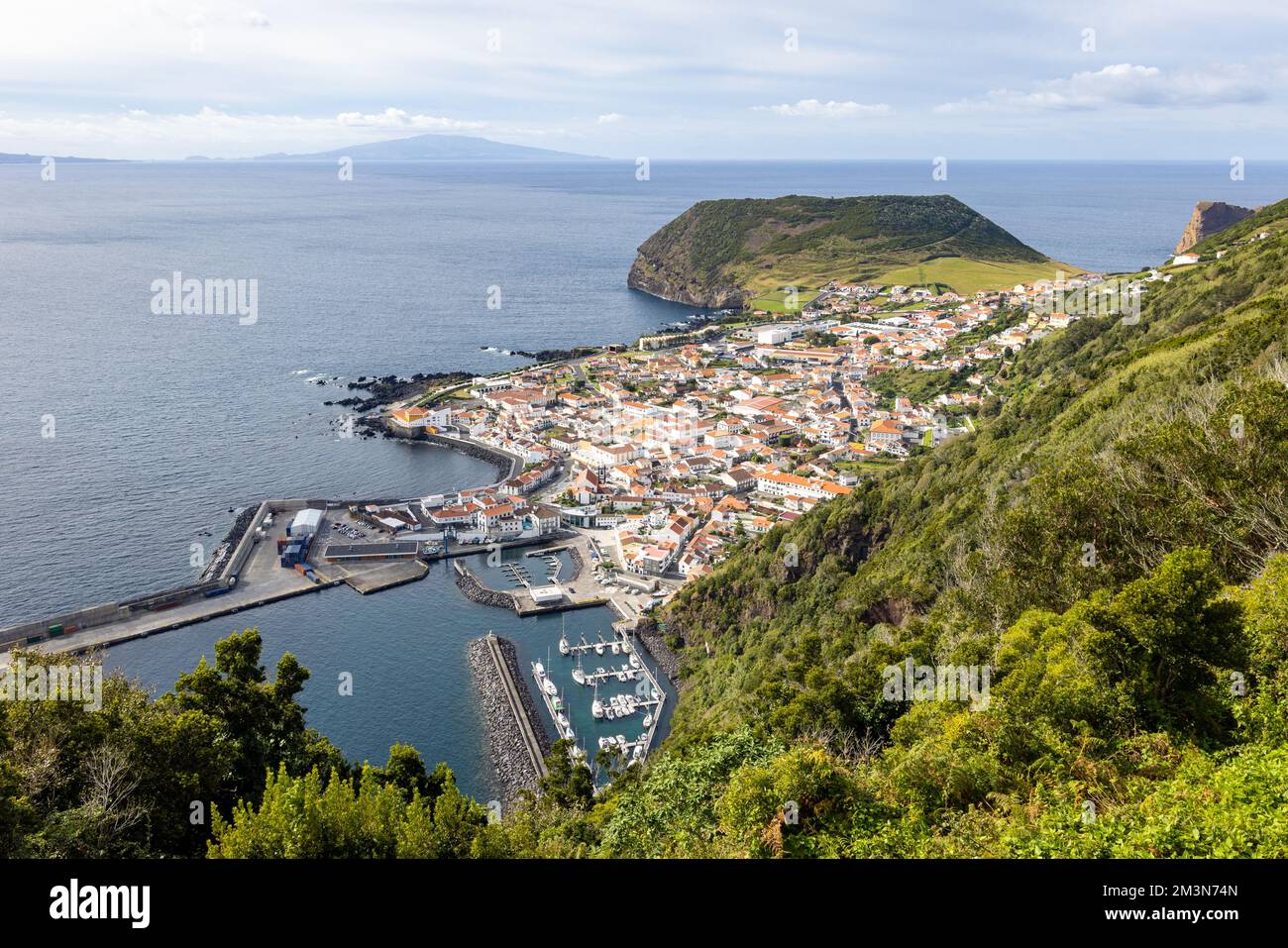Vue sur la ville de Velas sur l'île de São Jorge aux Açores Banque D'Images