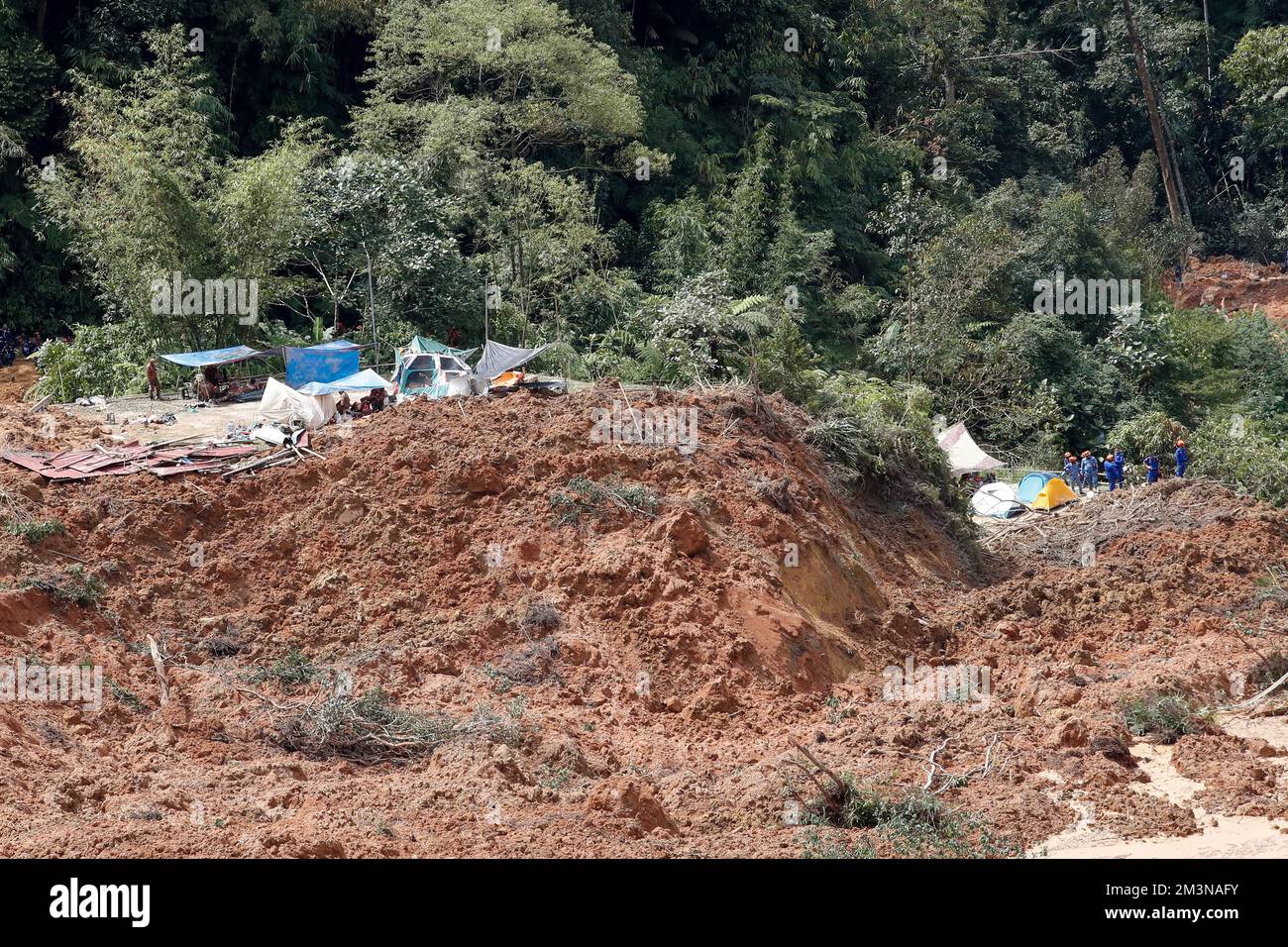 Kuala Lumpur, Malaisie. 16th décembre 2022. Les sauveteurs recherchent les victimes de glissements de terrain à Batang Kali, Malaisie, 16 décembre 2022. Les équipes de recherche et de sauvetage travaillent dur pour sauver plus d'une douzaine de personnes encore piégées par un glissement de terrain en Malaisie qui a fait au moins 16 morts tôt vendredi. Credit: STR/Xinhua/Alay Live News Banque D'Images