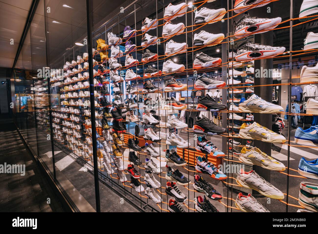 30 juillet 2022, Cologne, Allemagne : de nombreuses chaussures ou baskets  de sport confortables sur le comptoir du magasin. Concept d'affaires de la  mode et de la chaussure Photo Stock - Alamy