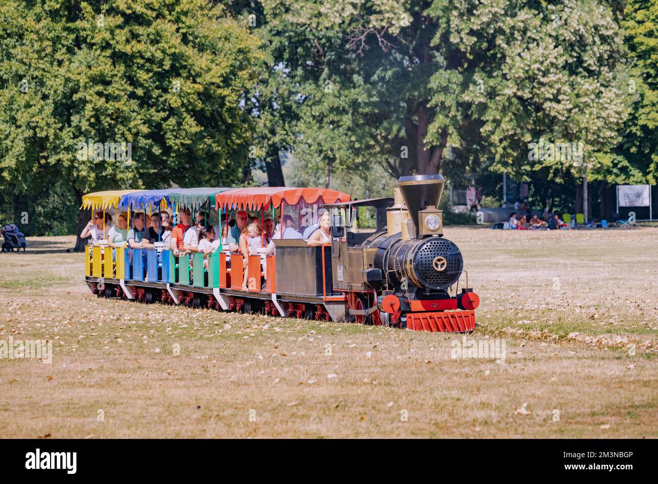 30 juillet 2022, Cologne, Allemagne : chemin de fer pour enfants et adultes dans le Rheinpark comme attraction Banque D'Images