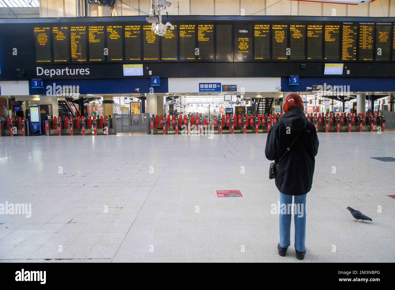 Londres, Royaume-Uni. 16th décembre 2022. Avec un peu plus d'une semaine jusqu'à Noël, la gare de Waterloo est assez calme, en raison de l'action industrielle de 40 000 membres de l'Union RMT. Les compagnies de train sont en grève les 13, 14, 16 et 17th décembre. Ils demandent un meilleur salaire. Crédit : Mark Thomas/Alay Live News Banque D'Images