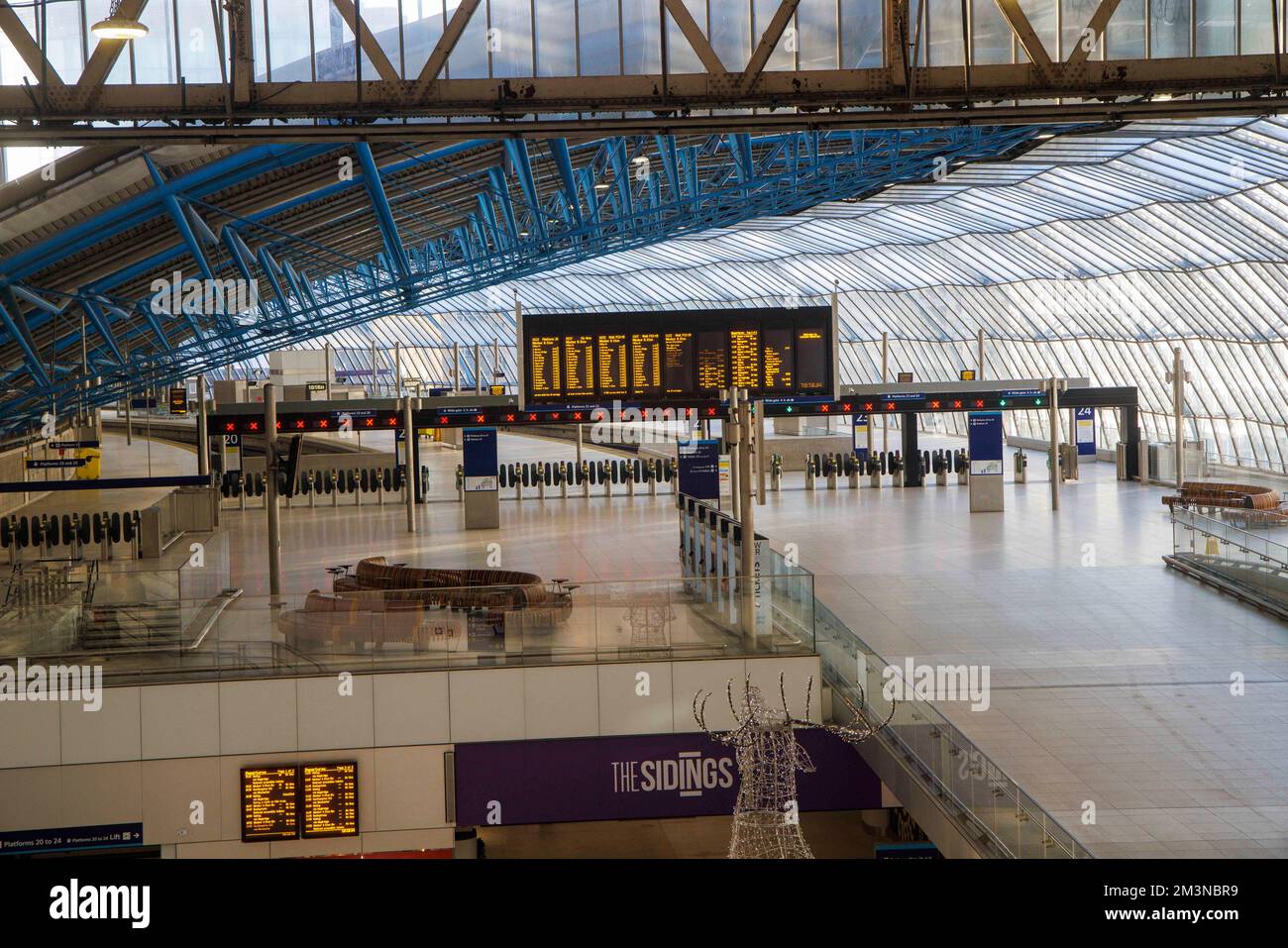 Londres, Royaume-Uni. 16th décembre 2022. Avec un peu plus d'une semaine jusqu'à Noël, la gare de Waterloo est assez calme, en raison de l'action industrielle de 40 000 membres de l'Union RMT. Les compagnies de train sont en grève les 13, 14, 16 et 17th décembre. Ils demandent un meilleur salaire. Crédit : Mark Thomas/Alay Live News Banque D'Images