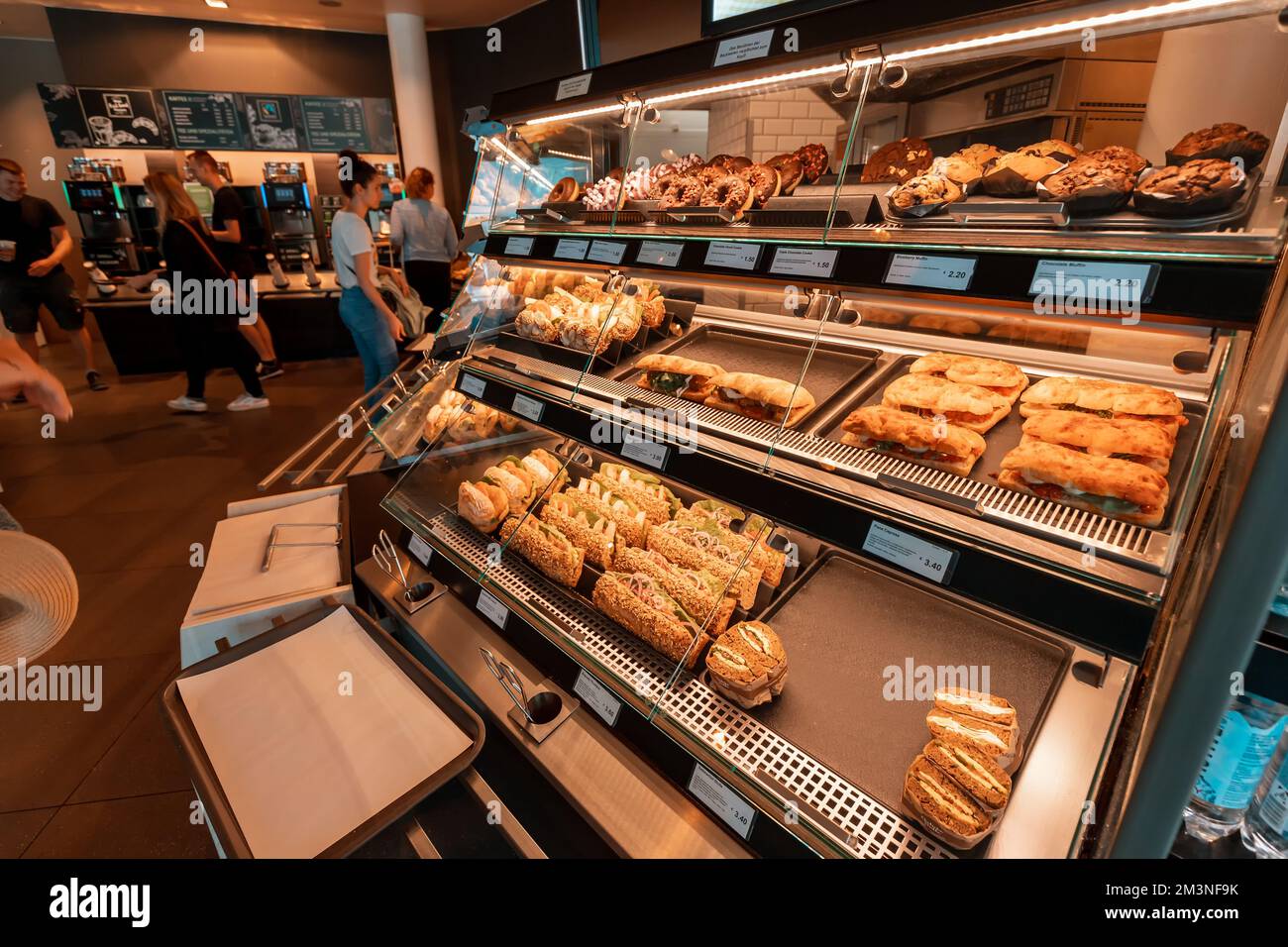 28 juillet 2022, Essen, Allemagne: Produits de boulangerie, délicieux sandwichs frais et brioches sucrées et petits pains sur la fenêtre du magasin Banque D'Images