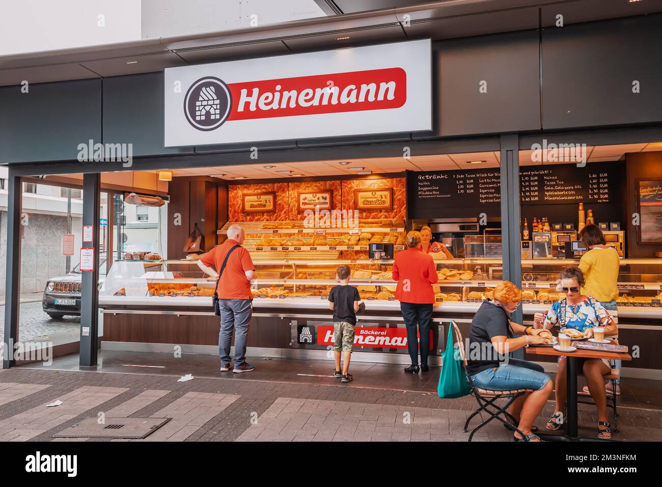 28 juillet 2022, Cologne, Allemagne: Produits de boulangerie, pain de blé délicieux et frais, petits pains et brioches sur la vitrine de la boutique Heinemann Banque D'Images