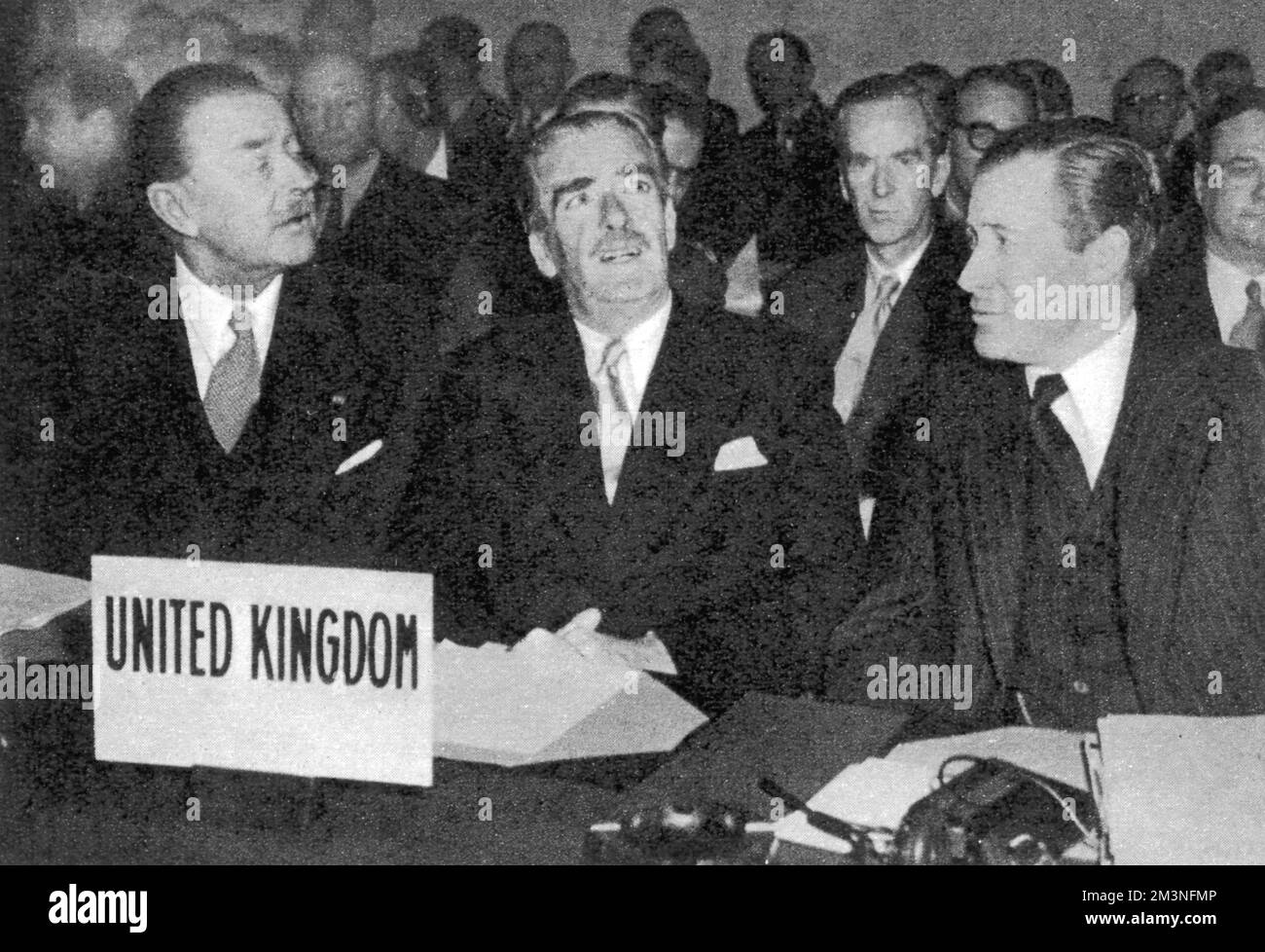 La délégation britannique au conseil de l'OTAN: M. Anthony Eden (centre), à l'époque ministre des Affaires étrangères, avec (à gauche) Lord Alexander, ministre de la Défense, et à droite M. Duncan Sandys, ministre des Approvisionnements. Date : décembre 1953 Banque D'Images