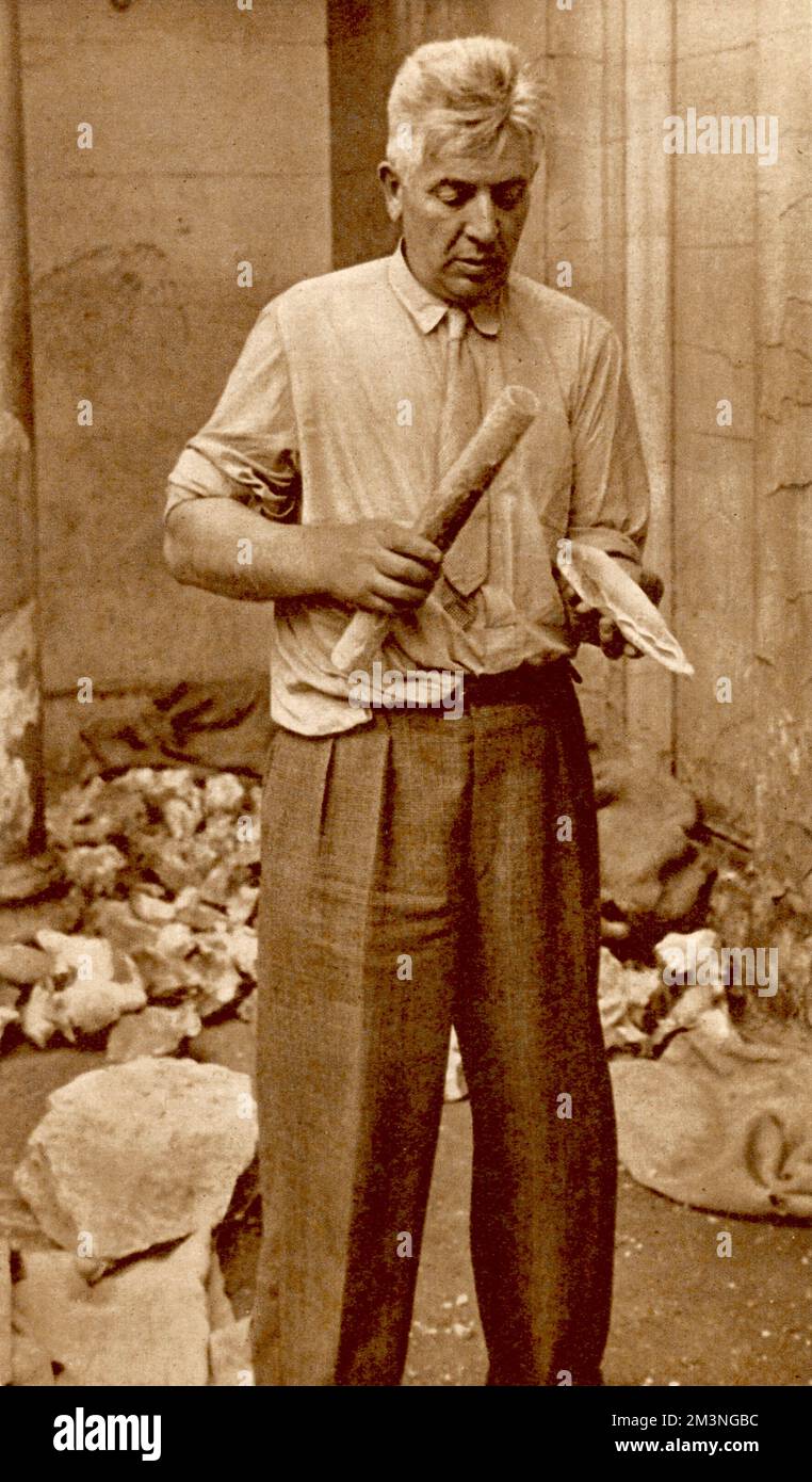 M . Leon Coutier finissant une hache à main de type 'Acheulean' Banque D'Images