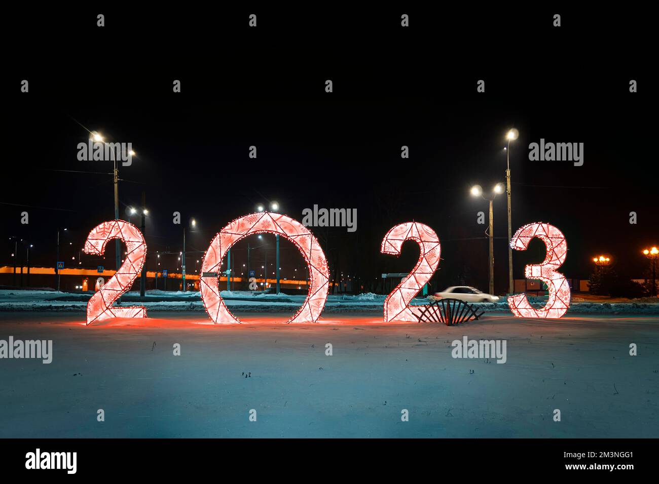 2023 chiffres sur la neige sur fond de nuit sombre. Des figures ...
