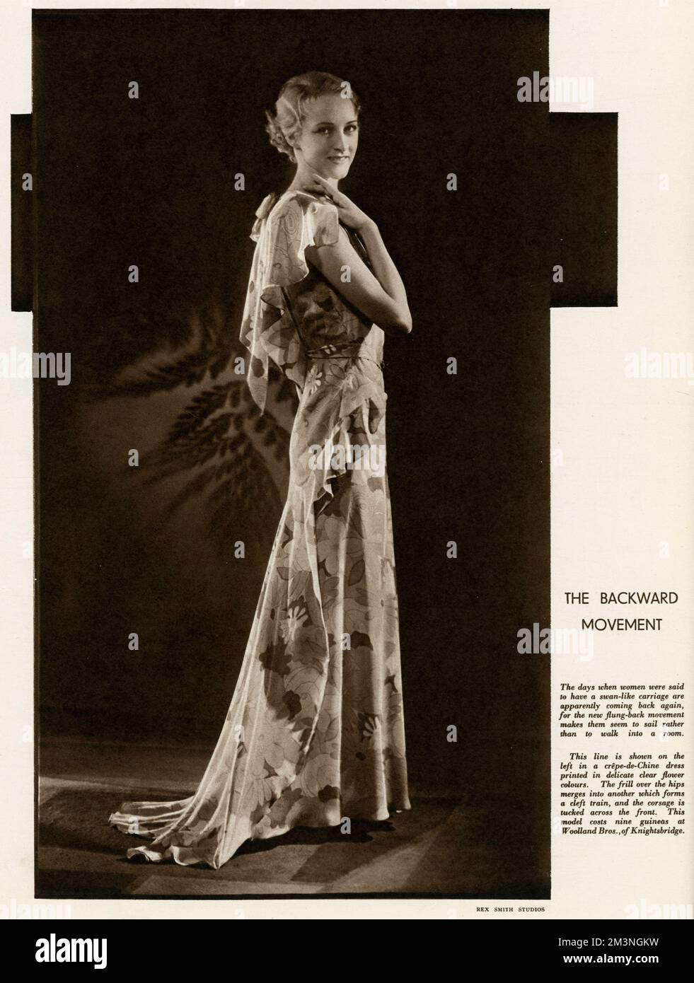 Modèle avec robe de soirée longue sans manches à imprimé fleuri, disponible auprès de Woolland Bros, Knightsbridge. Date: 1934 Banque D'Images