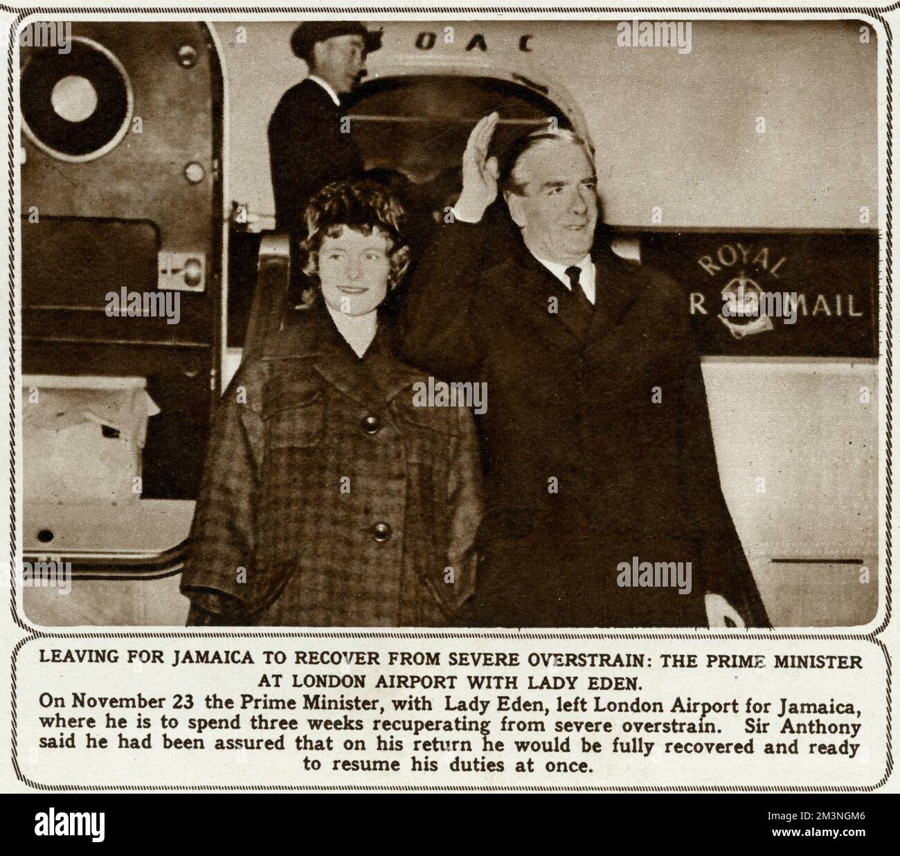 Le Premier ministre britannique Anthony Eden(1897-1977) à l'aéroport de Londres avec Lady Eden. Sir Eden est parti pour la Jamaïque le 23rd novembre 1956 pour passer trois semaines à se remettre d'une grave surcharge. Date : 23 novembre 1956 Banque D'Images
